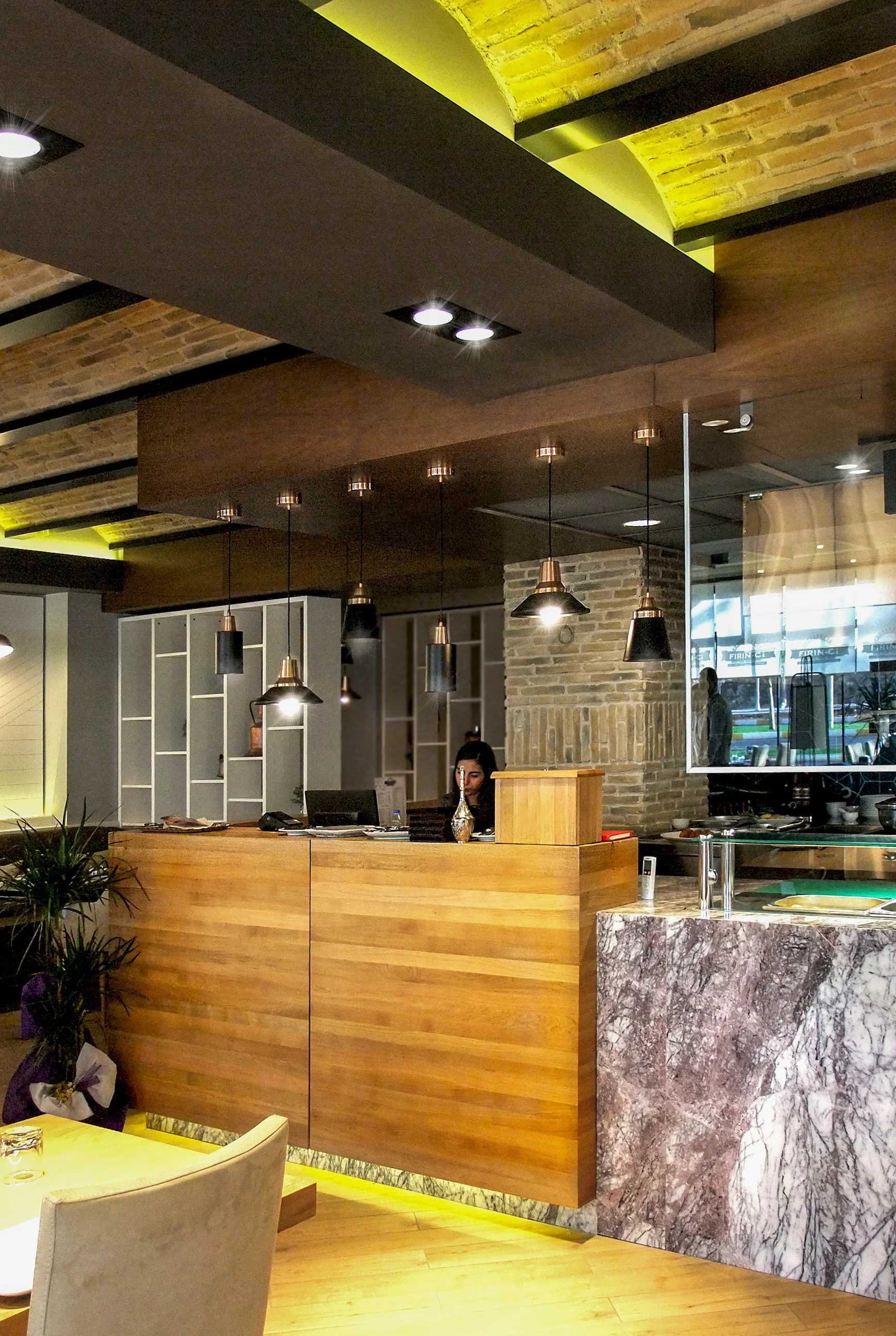 NDO Mimarlık imzalı Fırın-ci 75 İlk Konsept projesinde açık plan restoran düzeni, ahşap yüzeyler ve sıcak aydınlatma kurgusu.