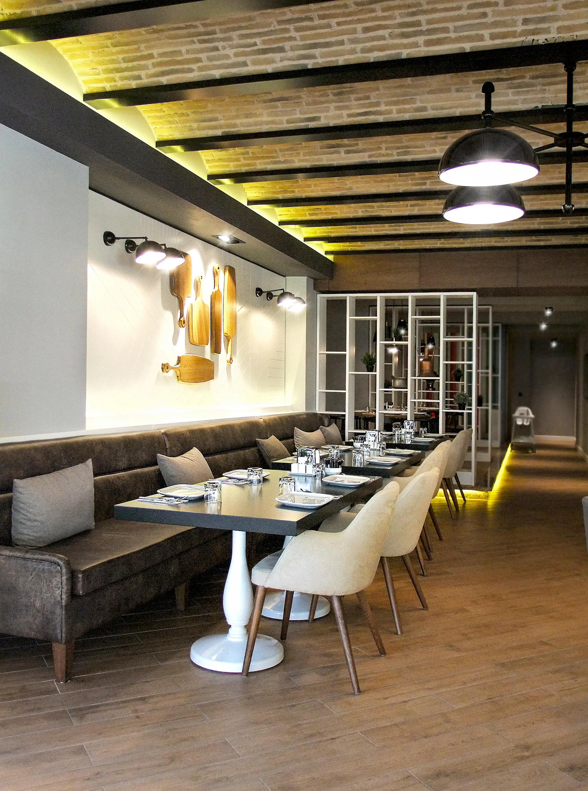 Fırın-ci 75 İlk Konsept iç mekânında tuğla tonoz etkili tavan, siyah sarkıt aydınlatmalar ve çağdaş restoran atmosferi.