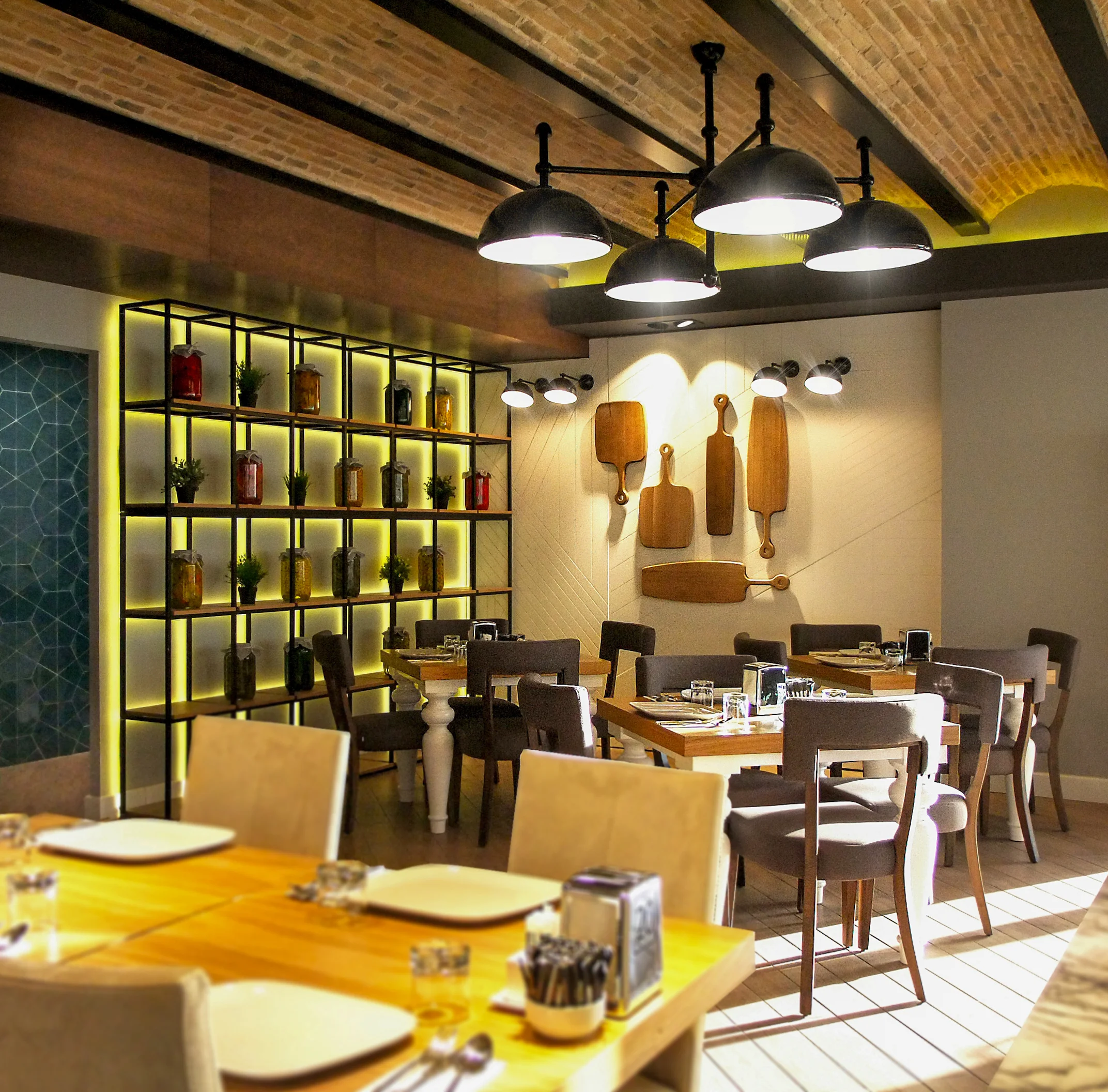 Fırın-ci 75 İlk Konsept restoran projesinde açık mutfak, mermer servis alanı, ahşap banko ve endüstriyel aydınlatma detayları.