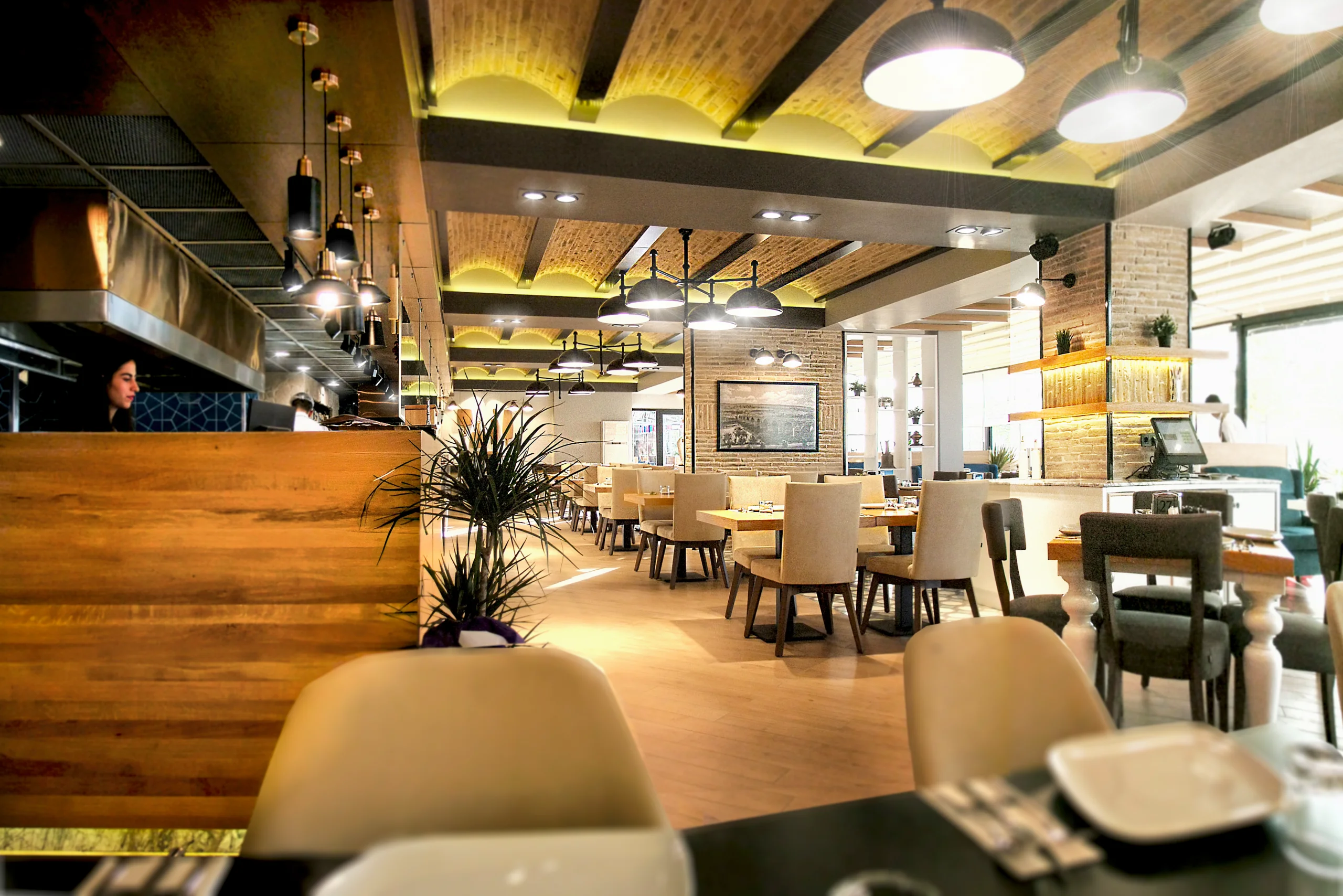 Fırın-ci 75 İlk Konsept ana salonunda açık mutfak ilişkisi, ferah oturma düzeni ve modern restoran konsepti.