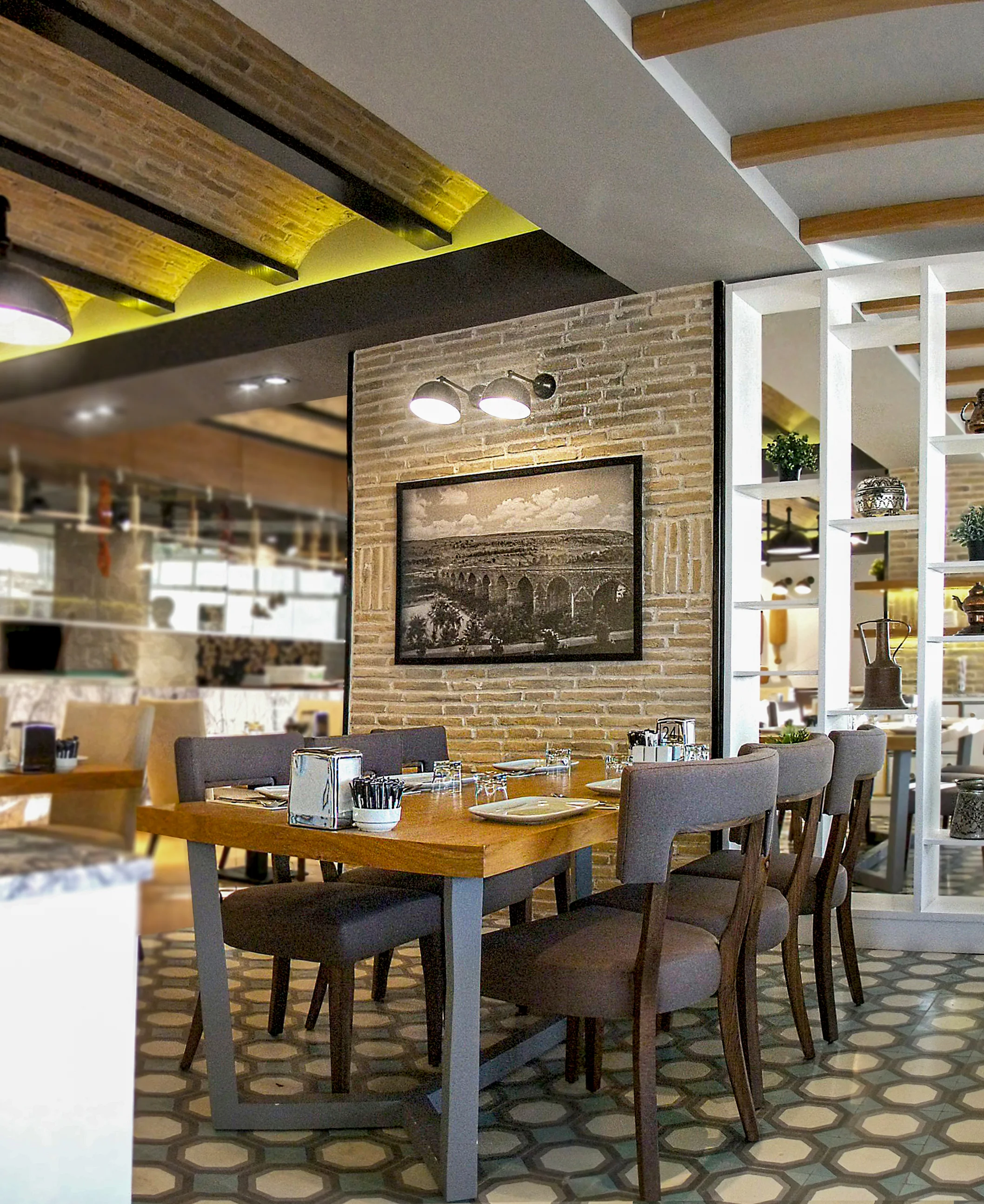 Fırın-ci 75 İlk Konsept projesinde tuğla tavan dokusu, gizli aydınlatma ve endüstriyel sarkıtlarla güçlü restoran kimliği.