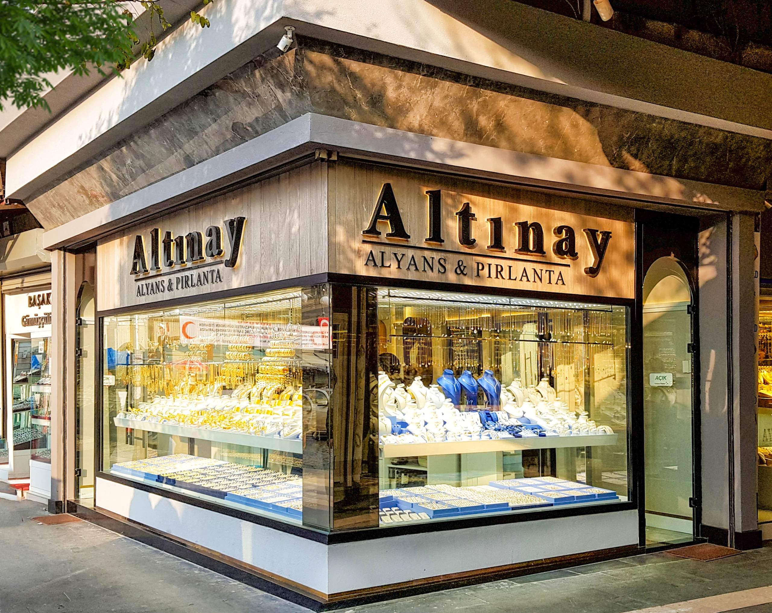 Altınay Mücevherat cephesinde geniş teşhir vitrini, altın takı sergileme düzeni, okunaklı marka tabelası ve sokak görünürlüğünü güçlendiren modern kuyumcu cephe tasarımı, NDO Mimarlık