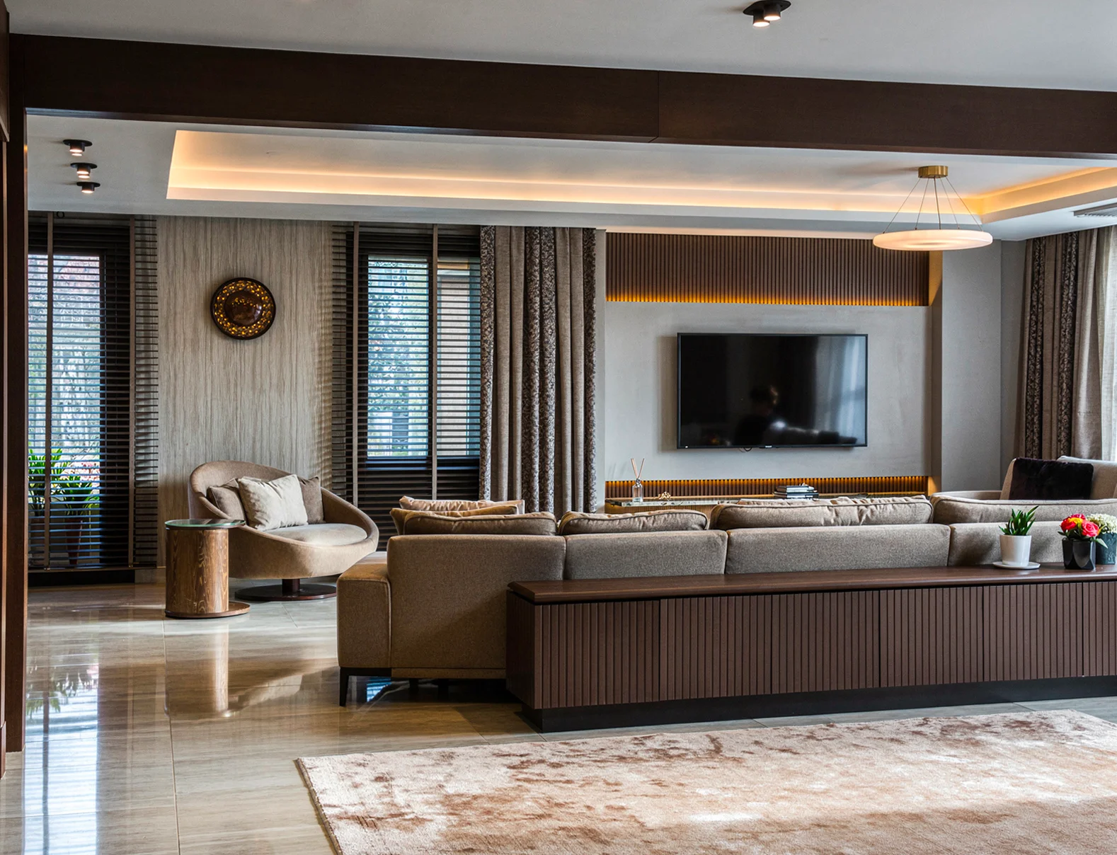 Modern peyzaj düzenlemesine sahip villa bahçesi, yeşil çim alan ve dış cephe detayları, NDO Mimarlık Diyarbakır