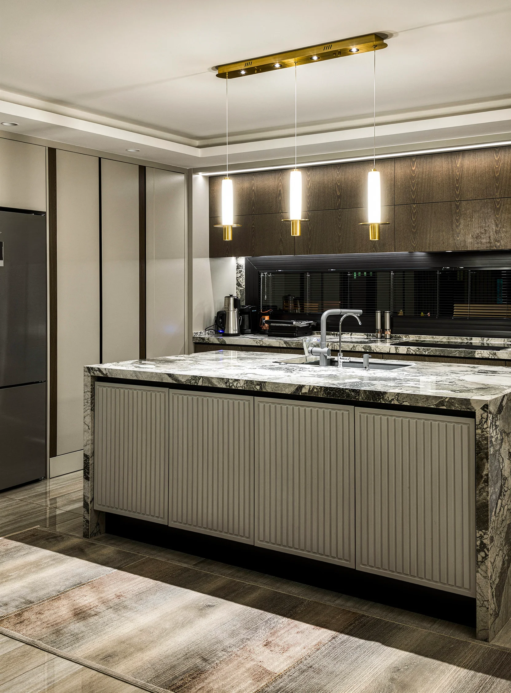Şeffaf cam korkuluklu modern villa merdiveni, her basamakta gizli LED ışıklandırma ve koyu ahşap gömme dolaplar, NDO Mimarlık