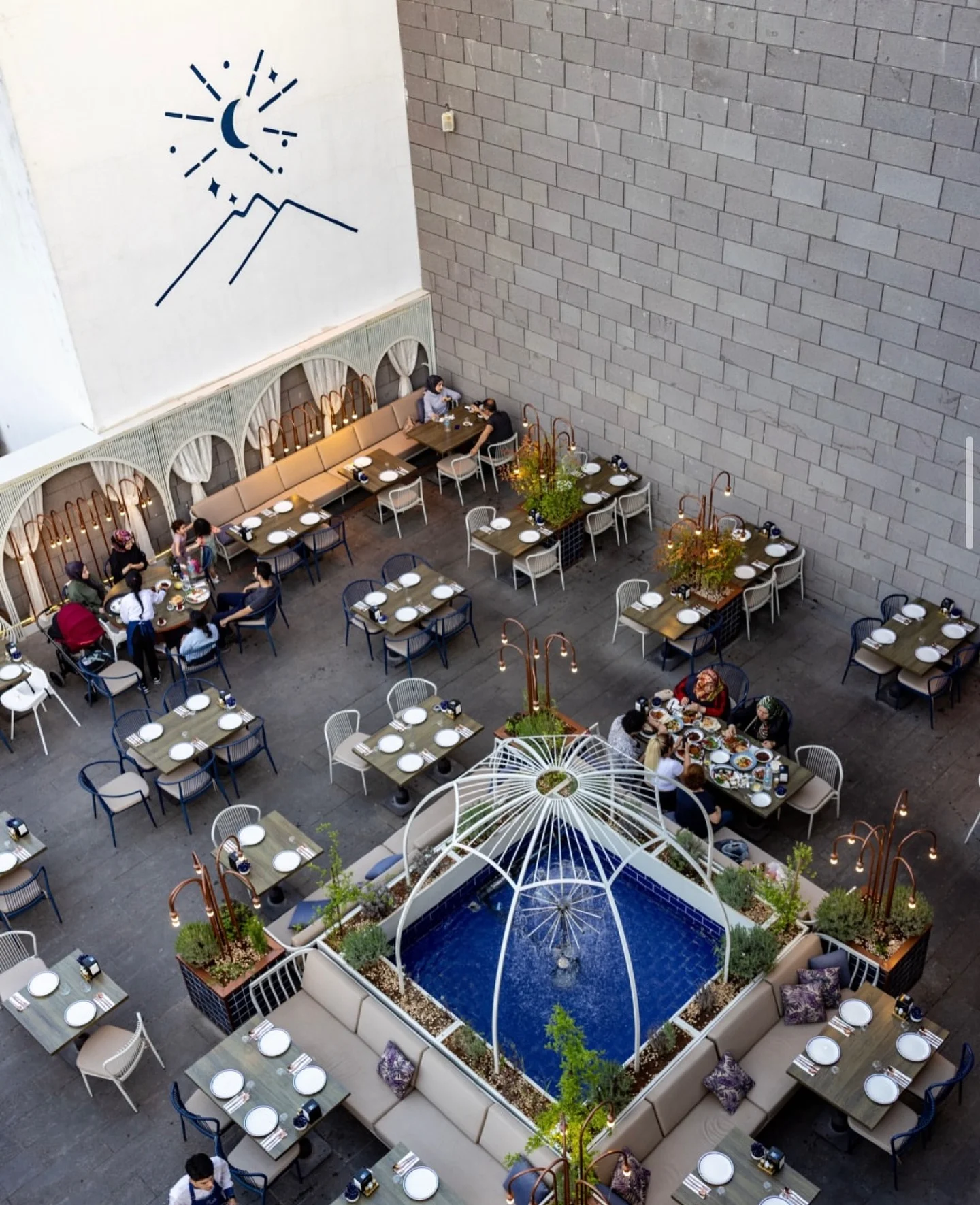 Evar Diyarbakır bahçe alanında cam kapsül oturma bölümü, çocuk oyun alanı ve açık restoran masa düzeni.