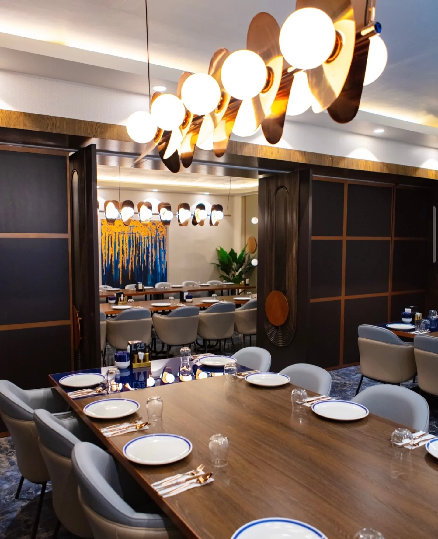 Evar Diyarbakır restoranında özel tasarım aydınlatmalar, kolon detayları ve çağdaş oturma düzeni.