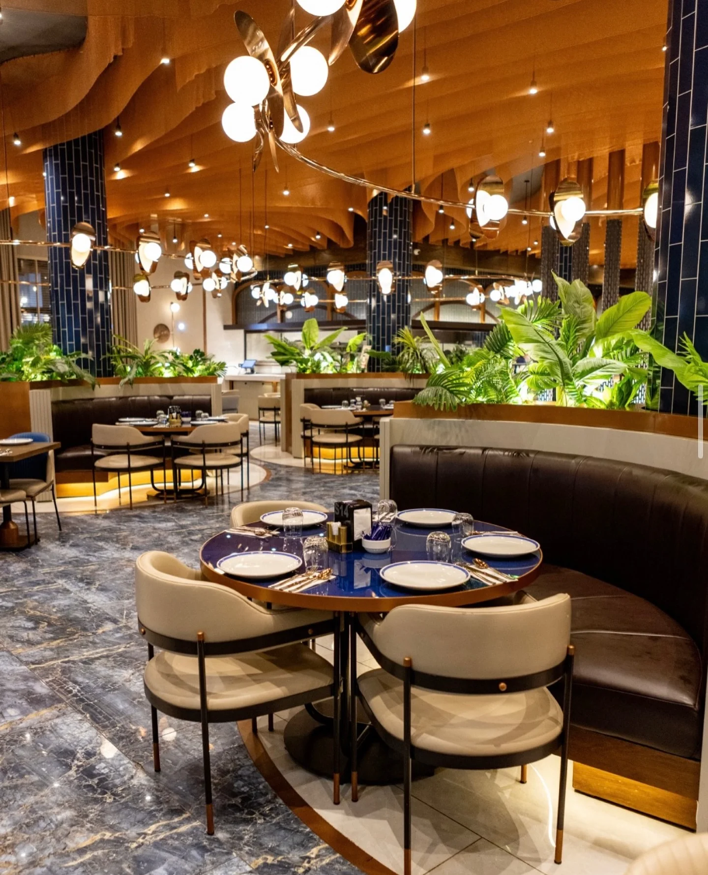 Evar Diyarbakır restoranında kahvaltı sunumu, yuvarlak masa düzeni ve modern iç mekân atmosferi.