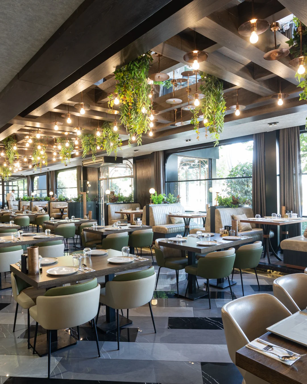 Restoran ana yemek salonu, ahşap ızgara tavan sistemi, sarkan yeşil bitkiler, bakır aydınlatmalar ve yeşil sandalyeler, Fırın-ci 75 NDO Mimarlık tasarımı