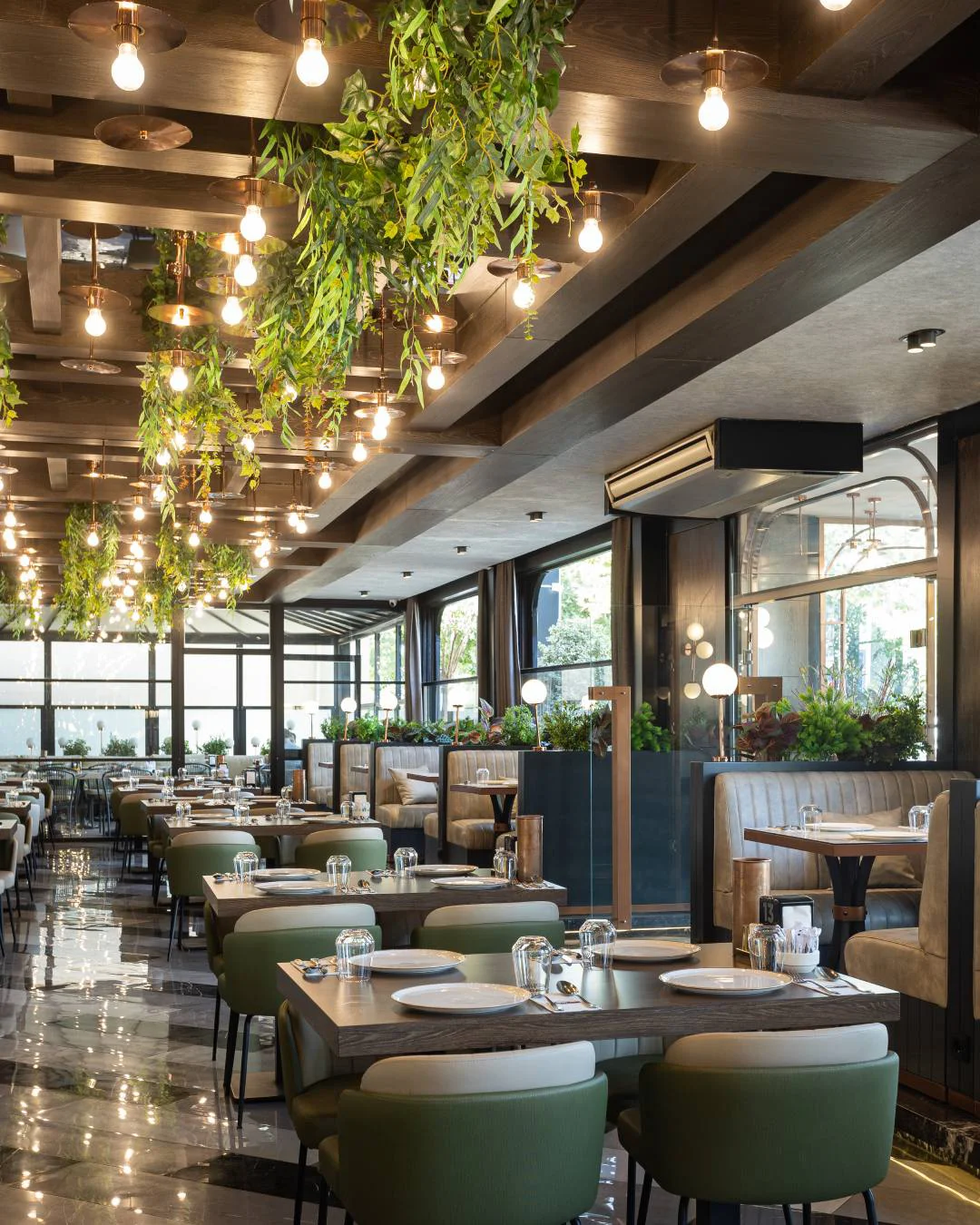 Geniş restoran iç mekanı, zikzak desenli mermer zemin, ahşap tavan dekorasyonu ve arka planda açık mutfak servis alanı, Mimar Nazlı Deniz Ozan Çifçi