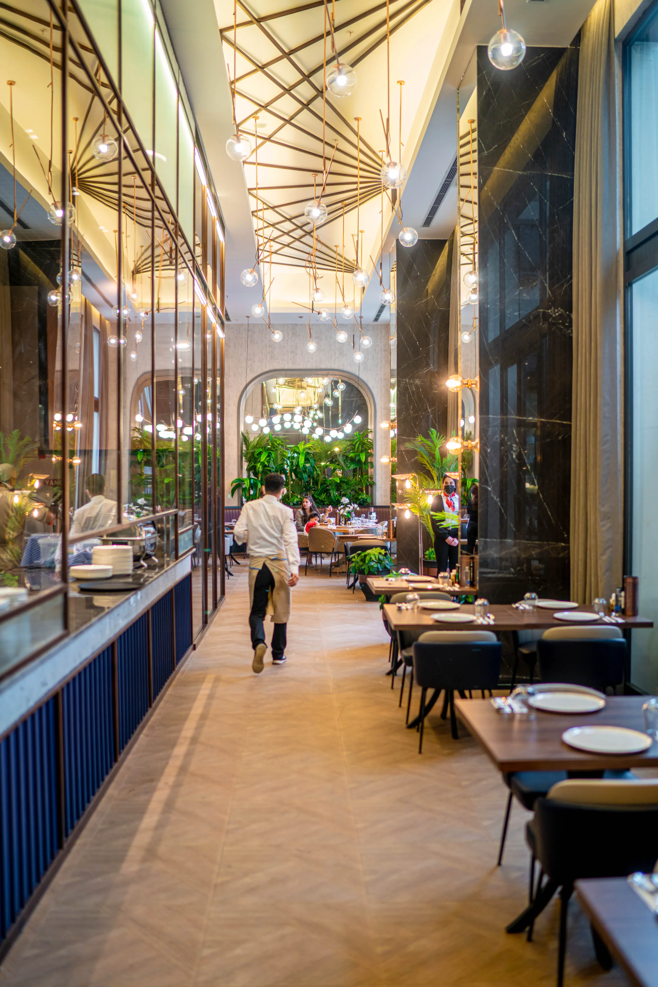 Doğal gün ışığı alan geniş restoran salonu, dairesel masalar, kapitone detaylı sandalyeler, Fırın-ci NDO Mimarlık tasarımı