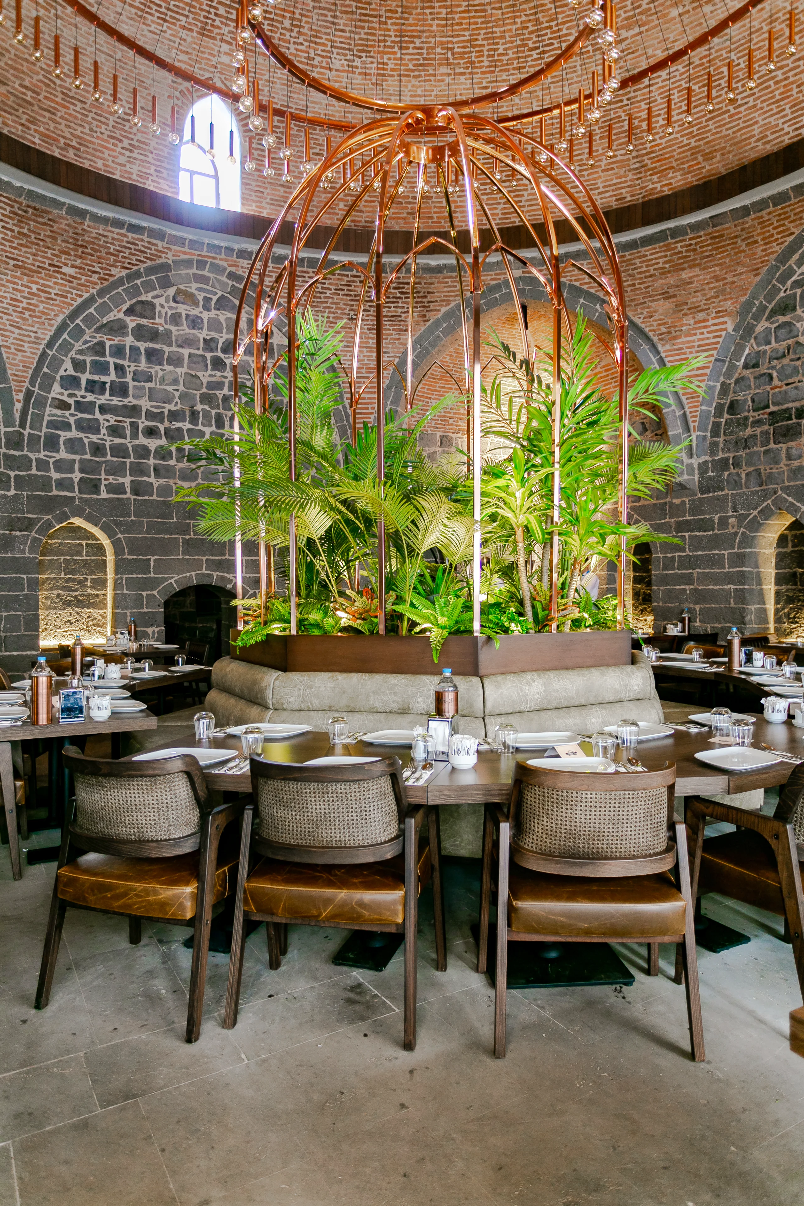 Fırın-ci Sur Diyarbakır restoran iç mekânında tarihi taş duvarlar, tuğla kubbeler ve sıcak aydınlatma tasarımı.