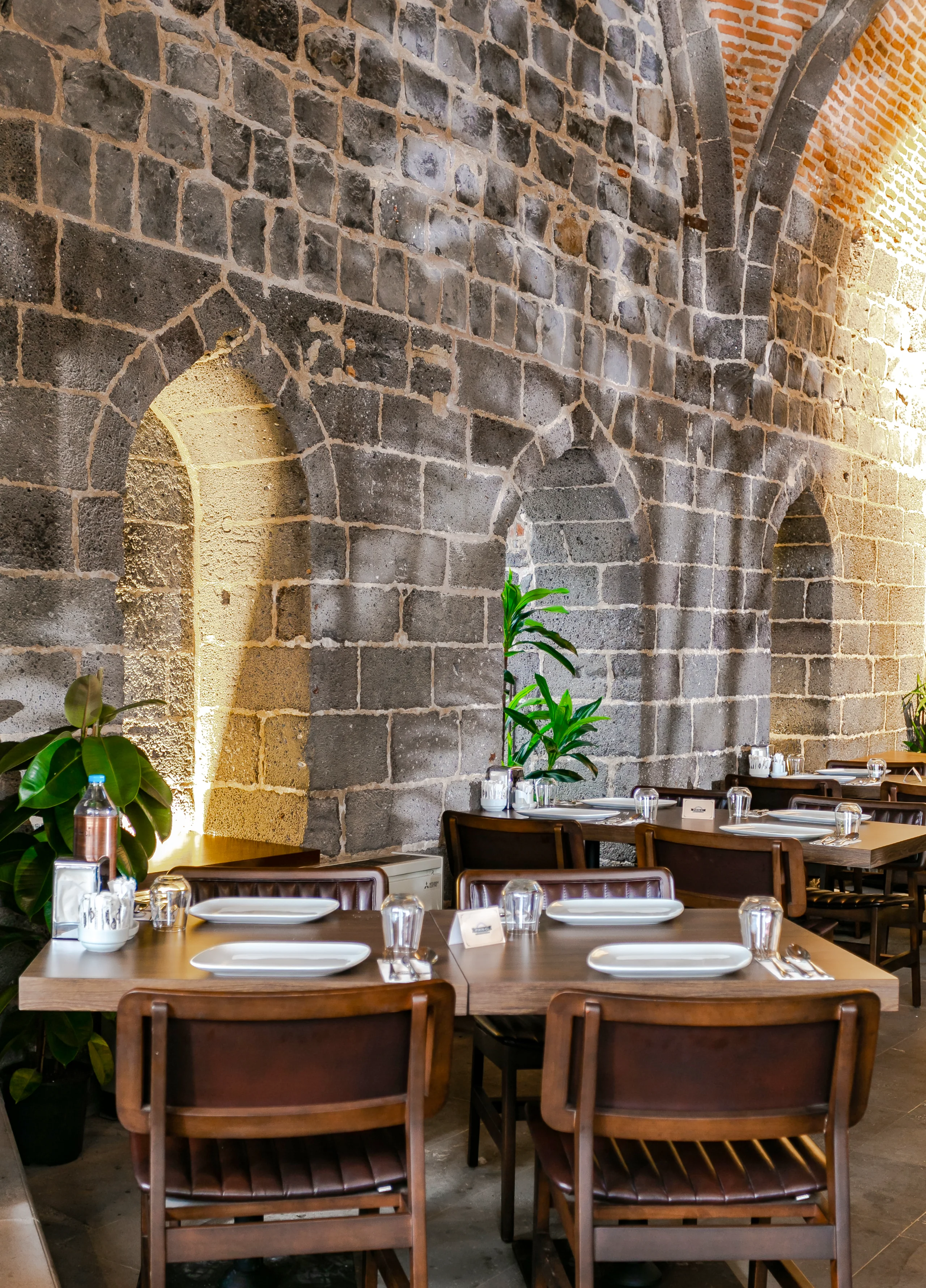 Tarihi Vahap Ağa Hamamı içinde tasarlanan Fırın-ci Sur restoranında kemerli geçişler ve taş duvar dokusu.