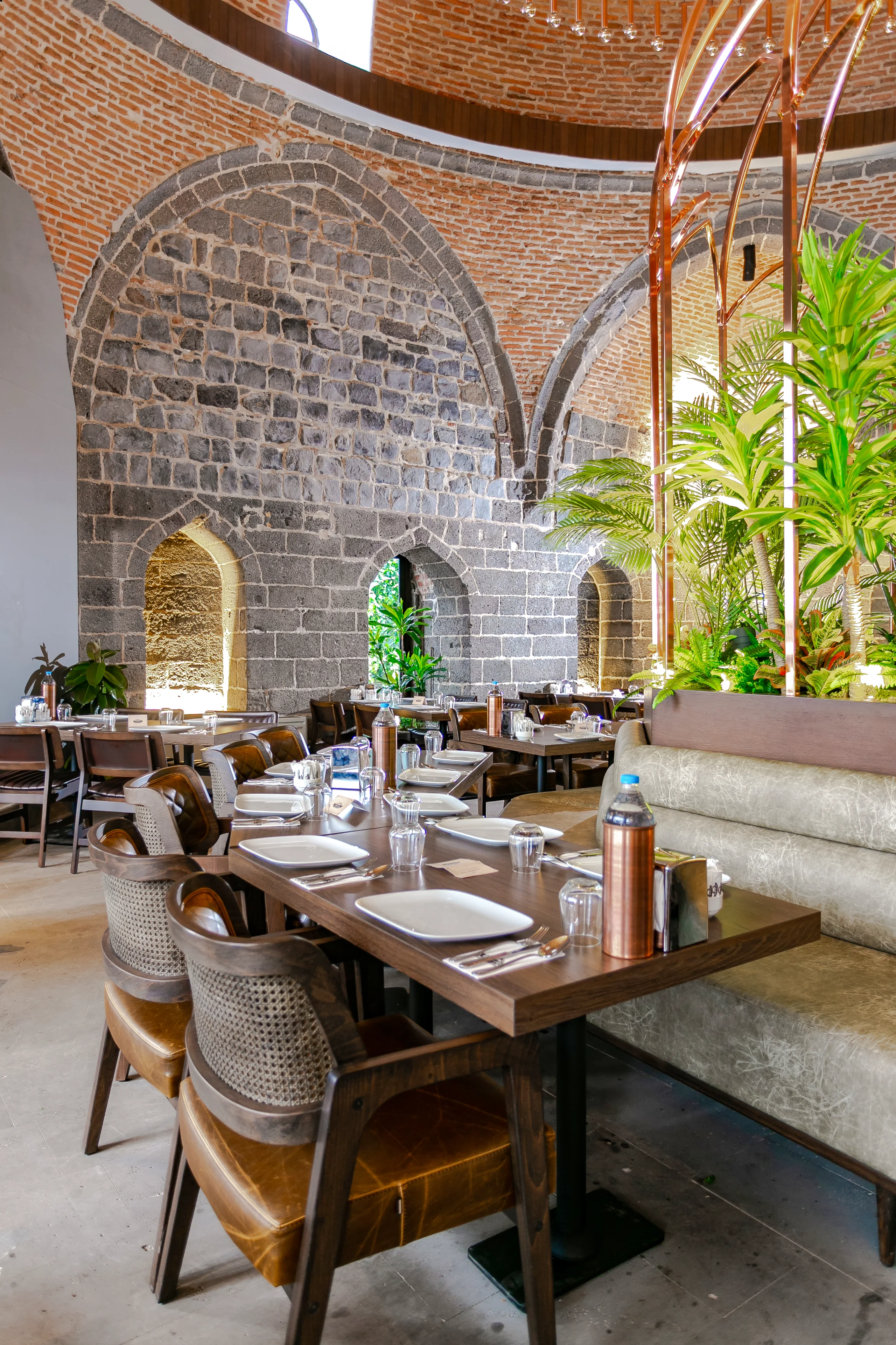 Fırın-ci Sur restoran projesinde tarihi hamam mimarisiyle bütünleşen çağdaş yeme-içme alanı tasarımı.