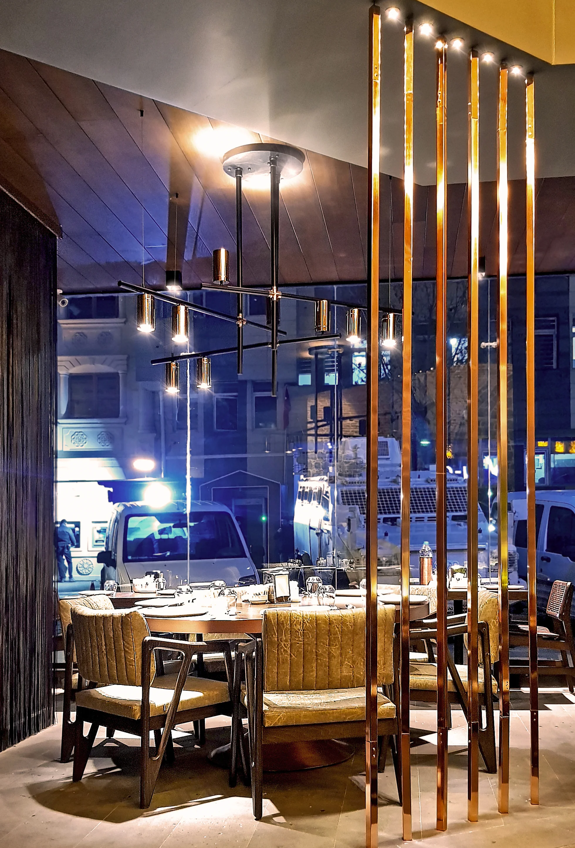 Nazlı Deniz Ozan tarafından tasarlanan Fırın-ci Sur restoranında tarihi dokuya saygılı iç mimari yaklaşım.