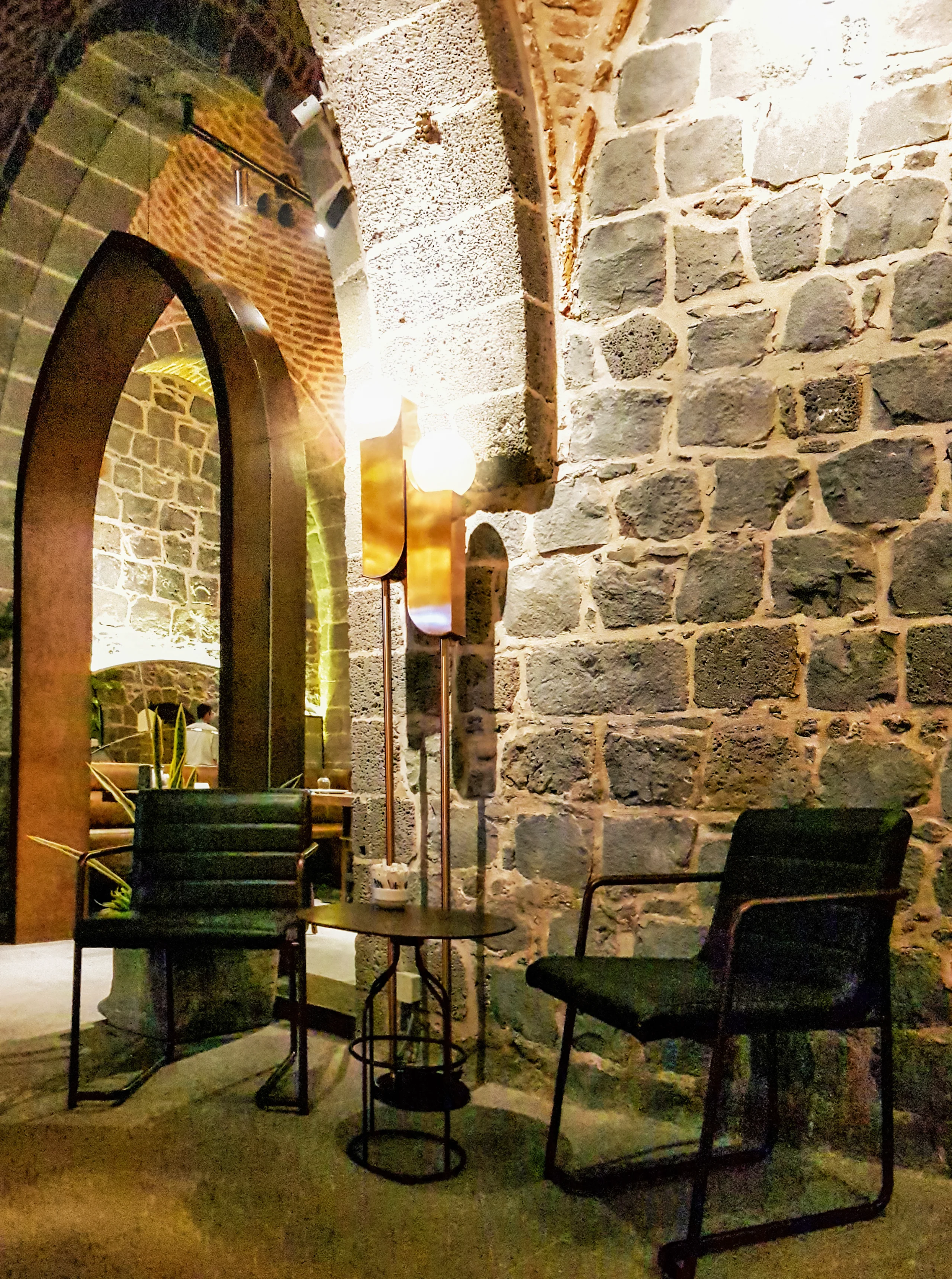 Diyarbakır Sur’daki Fırın-ci restoranında tarihi taş mimariyle uyumlu ahşap ve deri mobilya tasarımı.