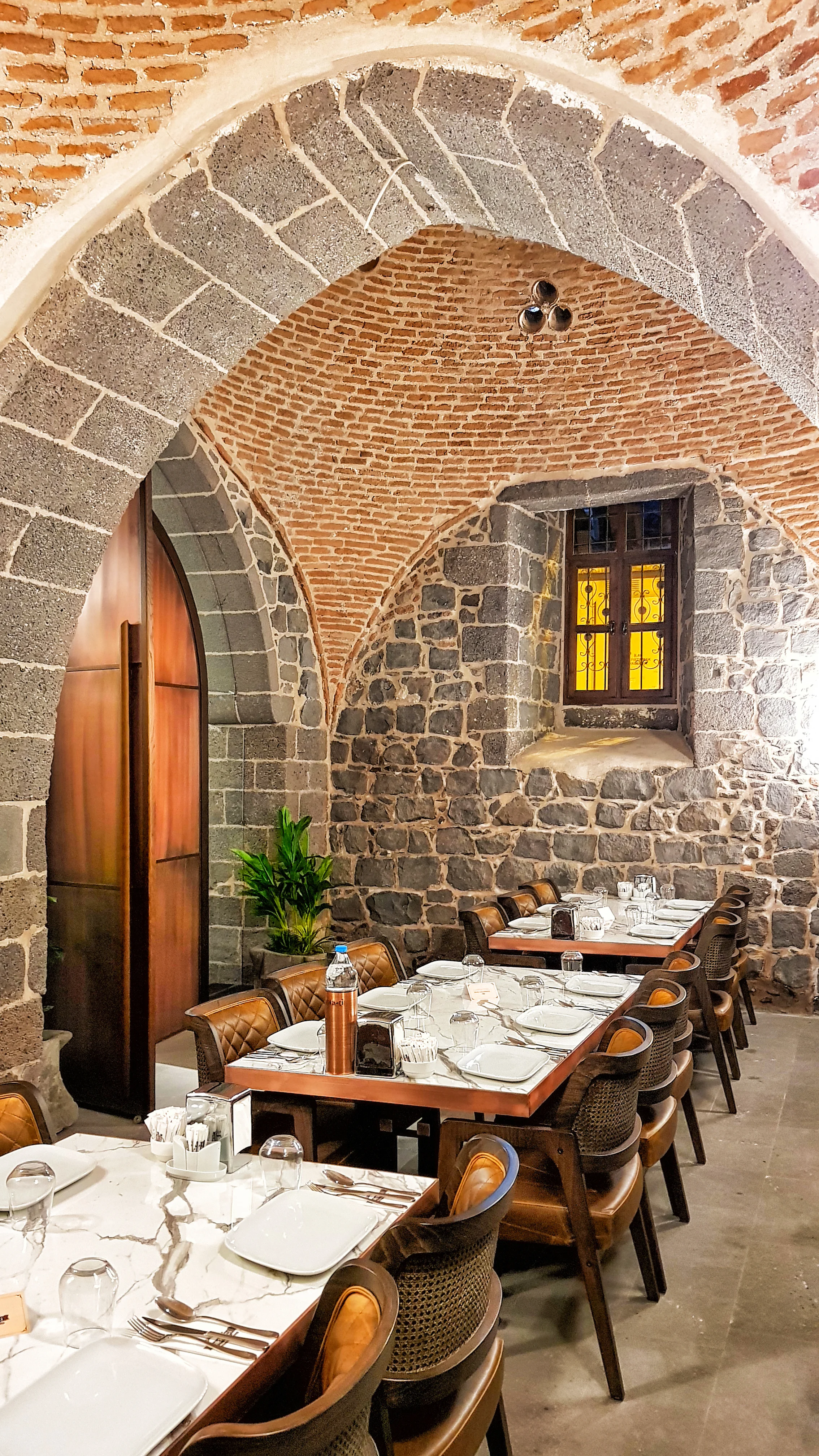 NDO Arch tarafından tasarlanan Fırın-ci Sur restoranında tarihi yapı içinde modern restoran deneyim
