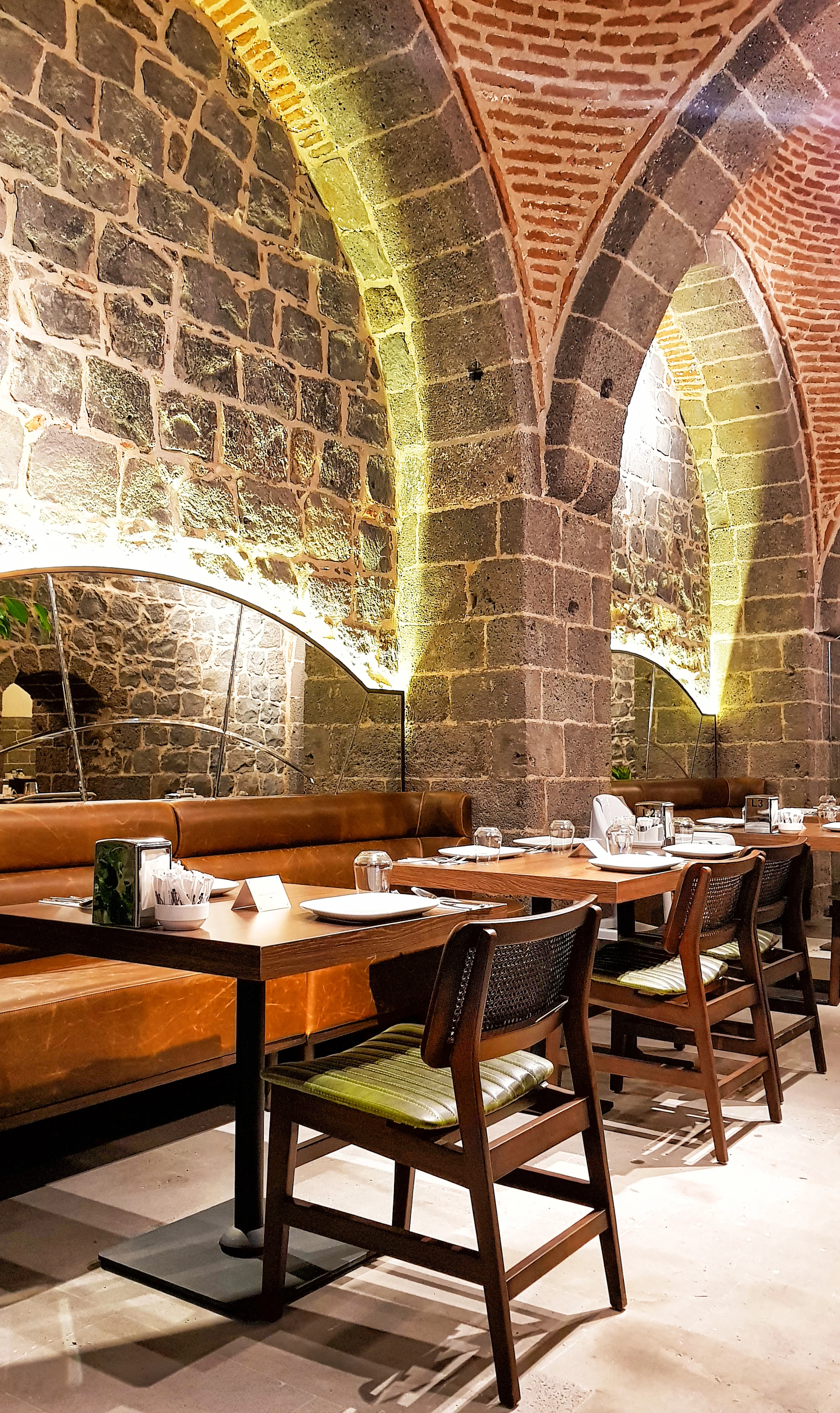 Tarihi Vahap Ağa Hamamı’nda konumlanan Fırın-ci Sur restoranında kemerli nişler ve sıcak atmosfer
