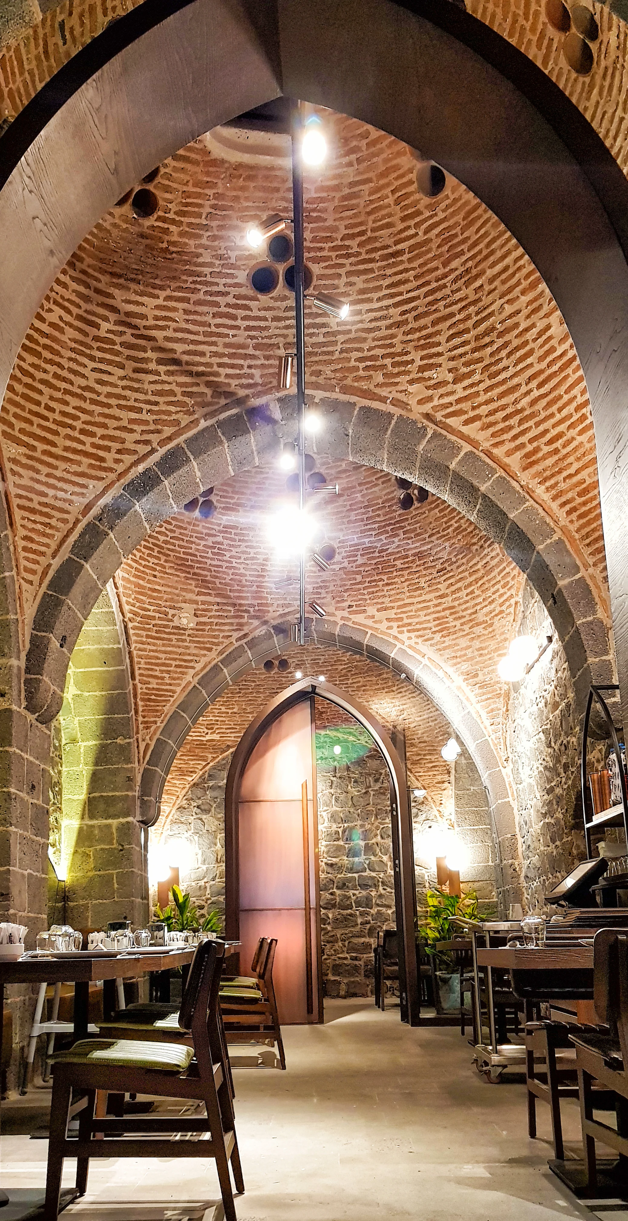 Fırın-ci Sur Diyarbakır restoranında tarihi hamam dokusunu koruyan çağdaş iç mekân ve aydınlatma tasarımı