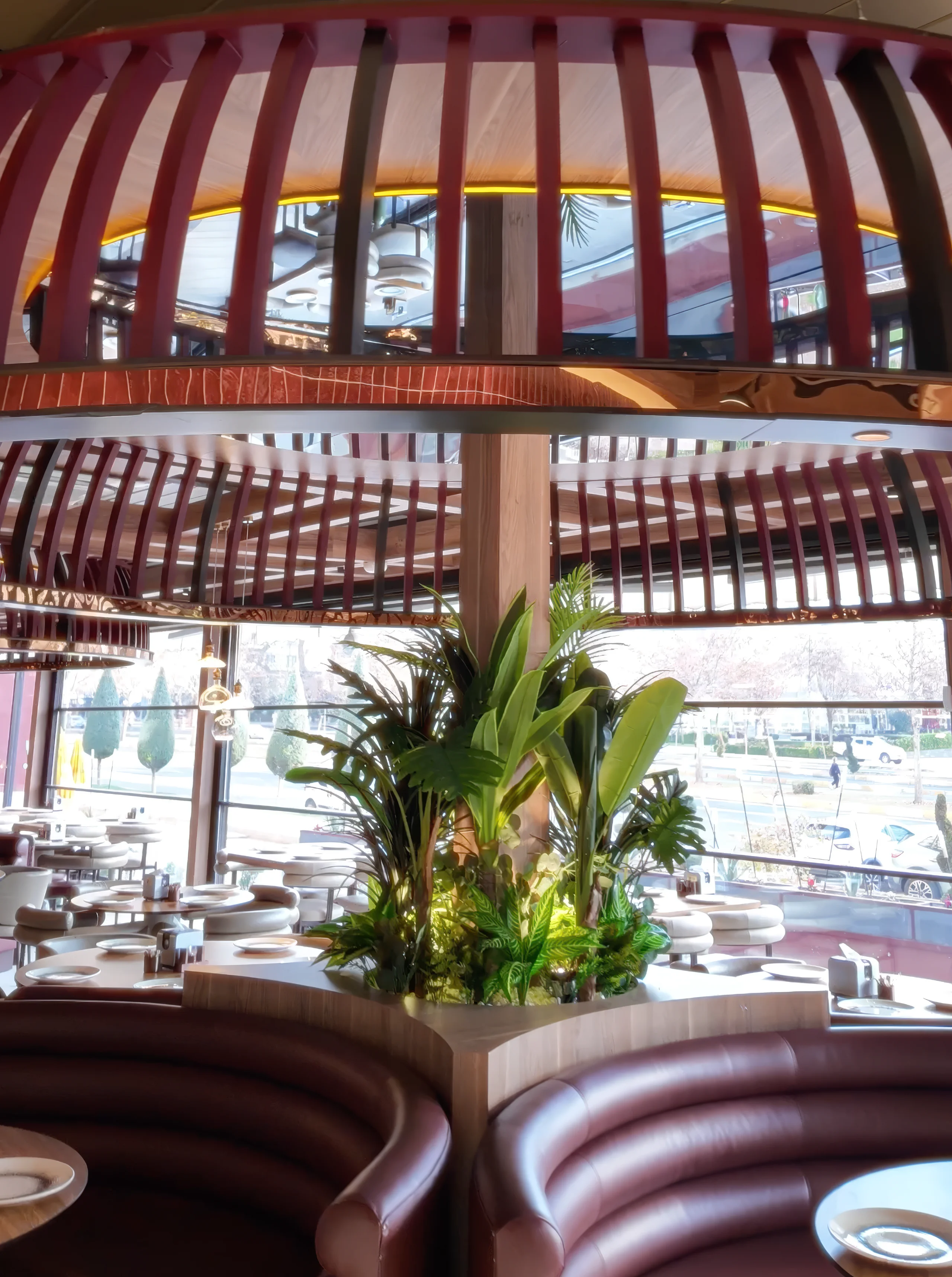 Ahşap latalı dikey bölücü seperatör, beyaz kavisli servis karşılama bankosu ve modern restoran sandalyeleri, NDO Mimarlık