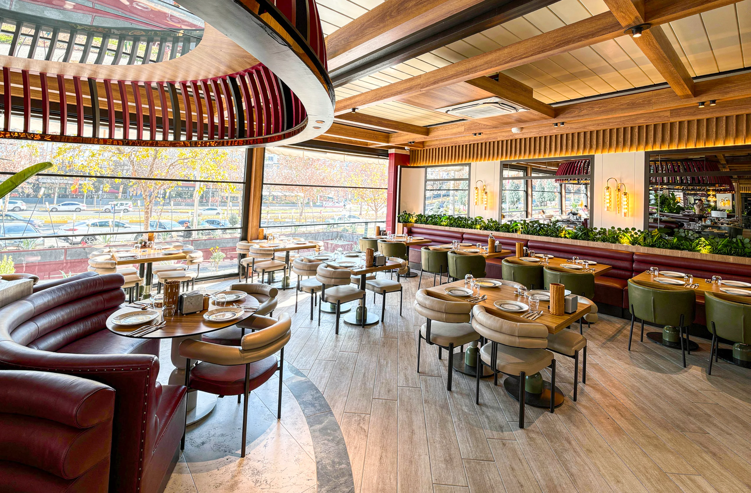 Mekana derinlik katan aynalı tavan yansımaları, bordo renkli lüks oturma grupları ve modern restoran dekorasyonu, NDO Mimarlık
