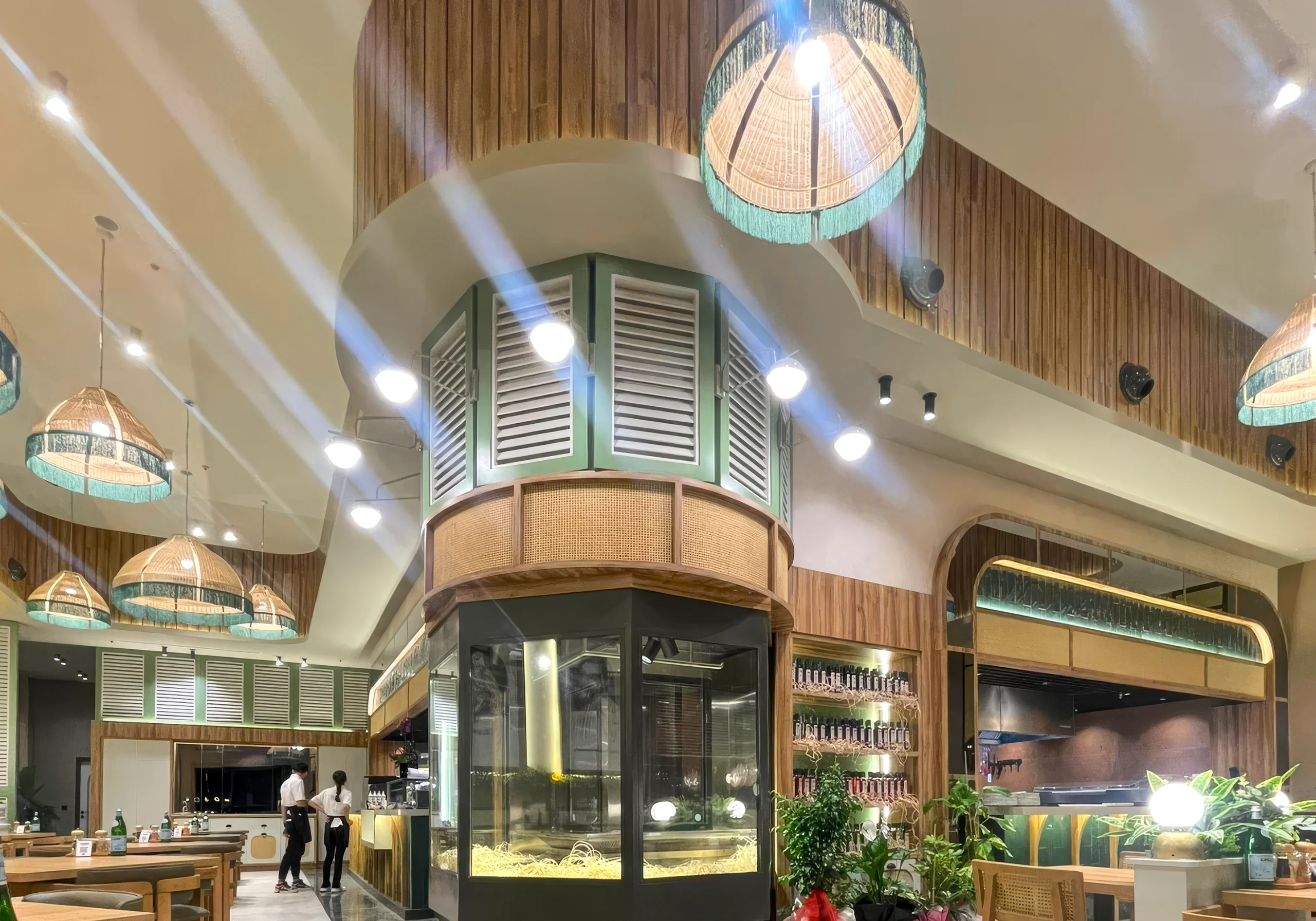 Niyokki Diyarbakır bar alanında yeşil seramik kaplama, ahşap raf sistemi ve sıcak ışıkla oluşturulan restoran atmosferi.