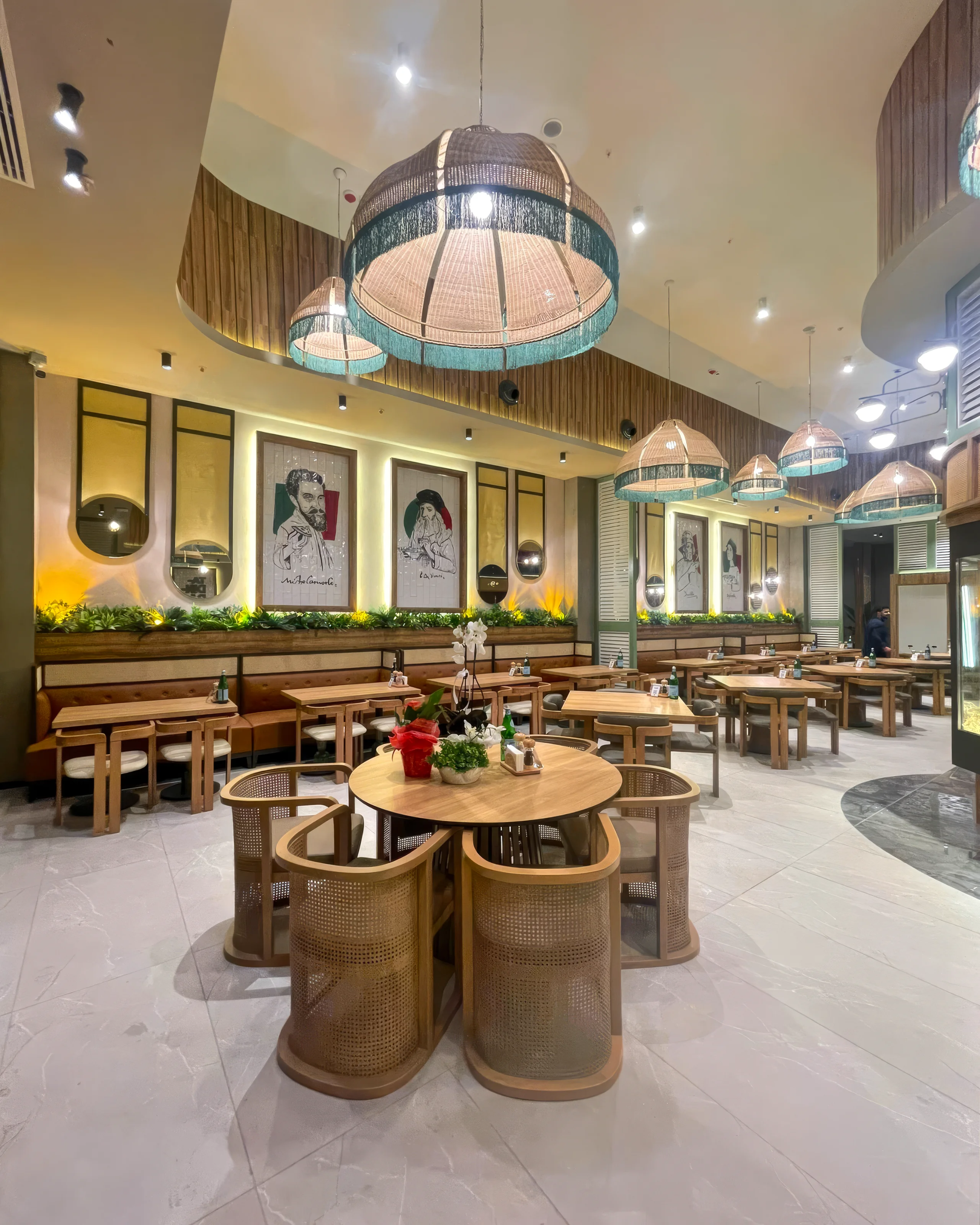 Niyokki Diyarbakır projesinde ahşap, rattan, yeşil seramik ve bitkisel detaylarla oluşturulan modern restoran iç mekânı.