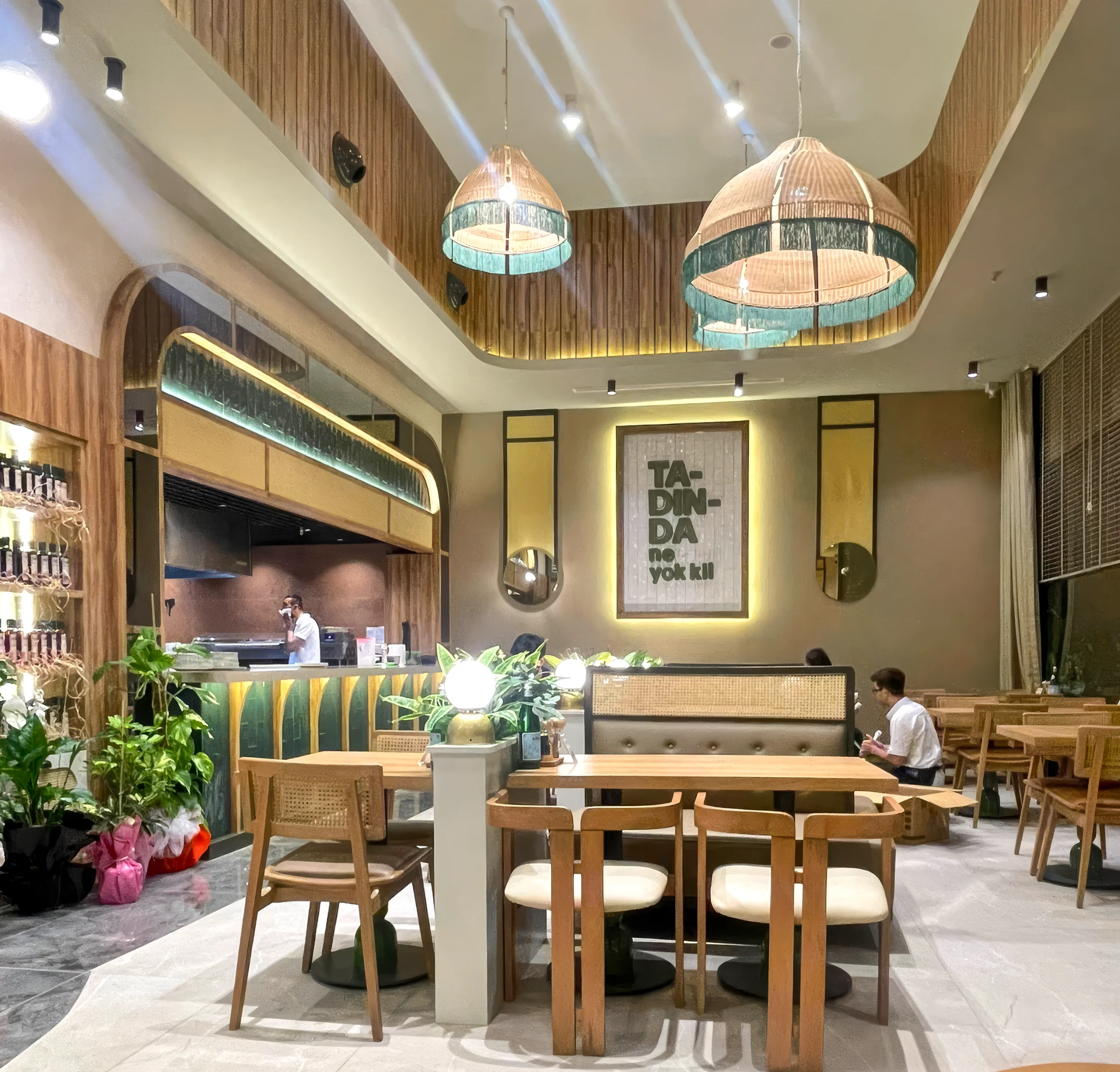 Niyokki Diyarbakır dışa açık restoran alanında ahşap tavan kurgusu, doğal ışık ve sıcak yeme-içme atmosferi.