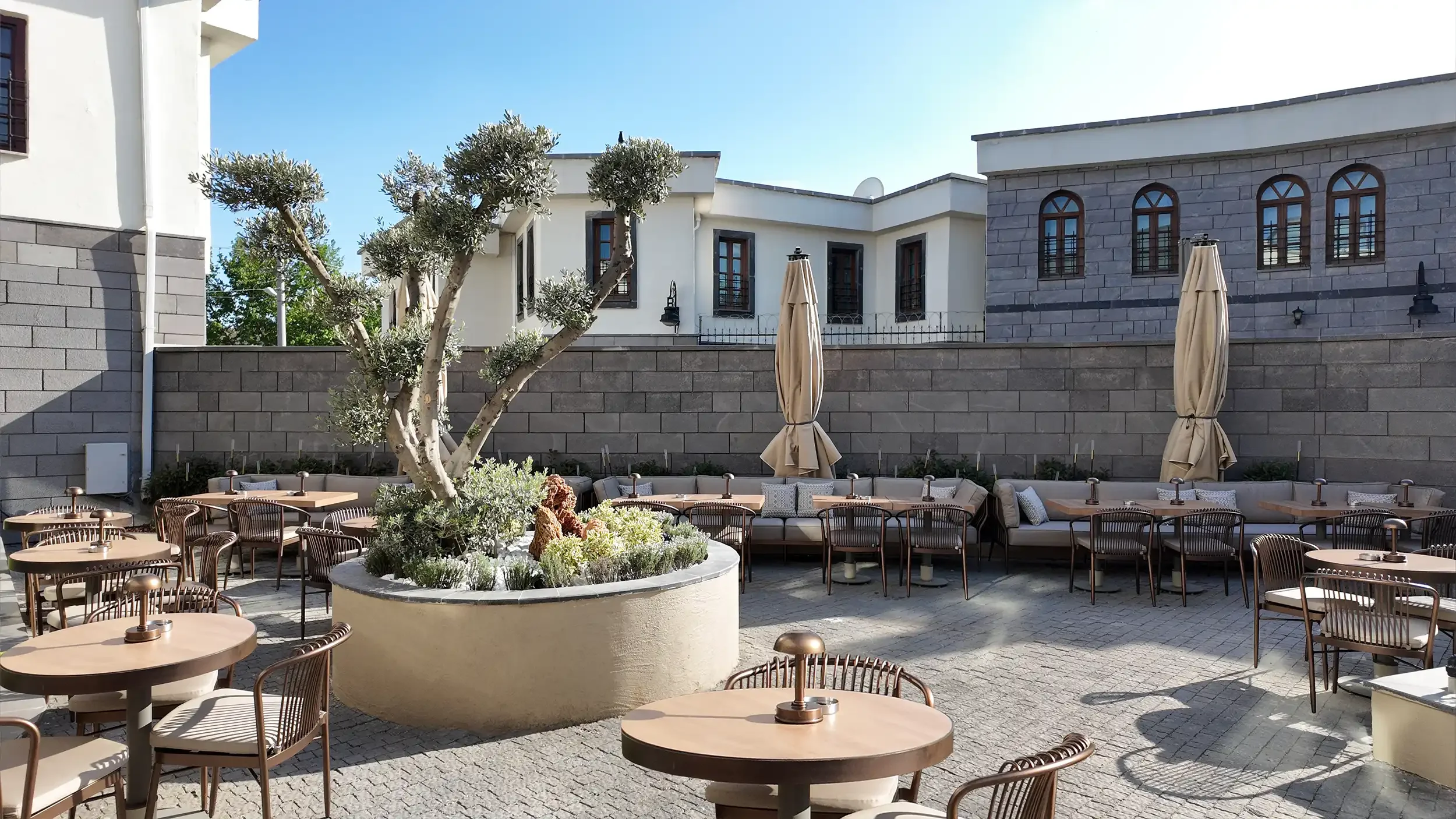 Rempart Hotel konuk koridorunda ahşap kapılar, duvar panelleri, tekstil perdeler, jaluziler ve sıcak lineer tavan aydınlatmasıyla tasarlanan butik otel sirkülasyon alanı, NDO Mimarlık