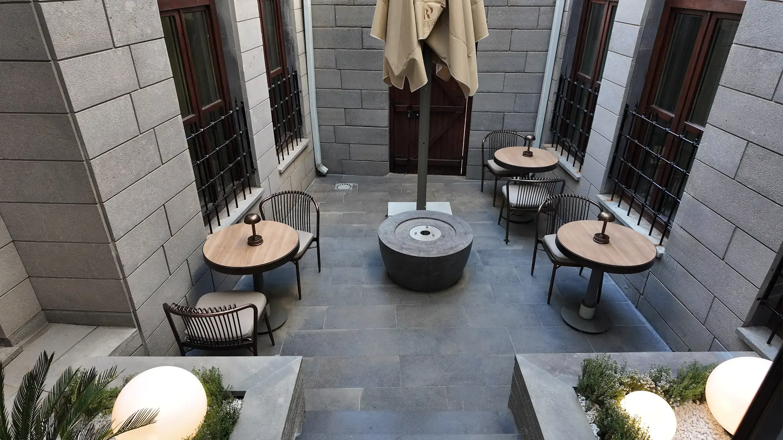 Rempart Hotel oda banyosunda ahşap kaplama, sıcak tezgâh aydınlatması, seramik lavabo, bağımsız küvet ve cam tuğla duvar detayıyla tasarlanan butik otel ıslak hacmi, NDO Mimarlık