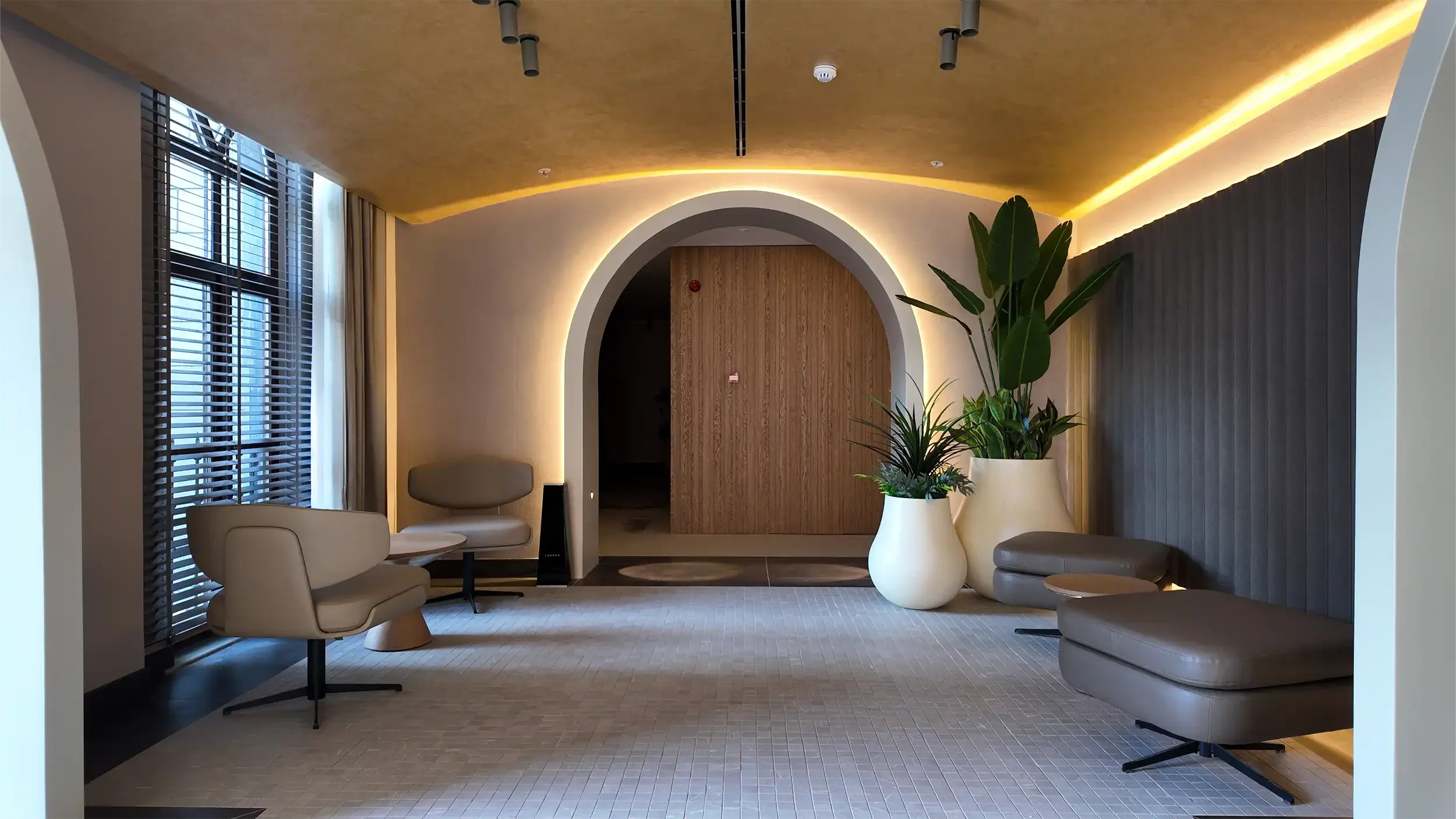 Rempart Hotel cam giriş cephesi, avluya açılan şeffaf doğrama, yükseltilmiş platform ve sıcak zemin aydınlatmalarıyla tasarlanan lobi-avlu bağlantısı, NDO Mimarlık