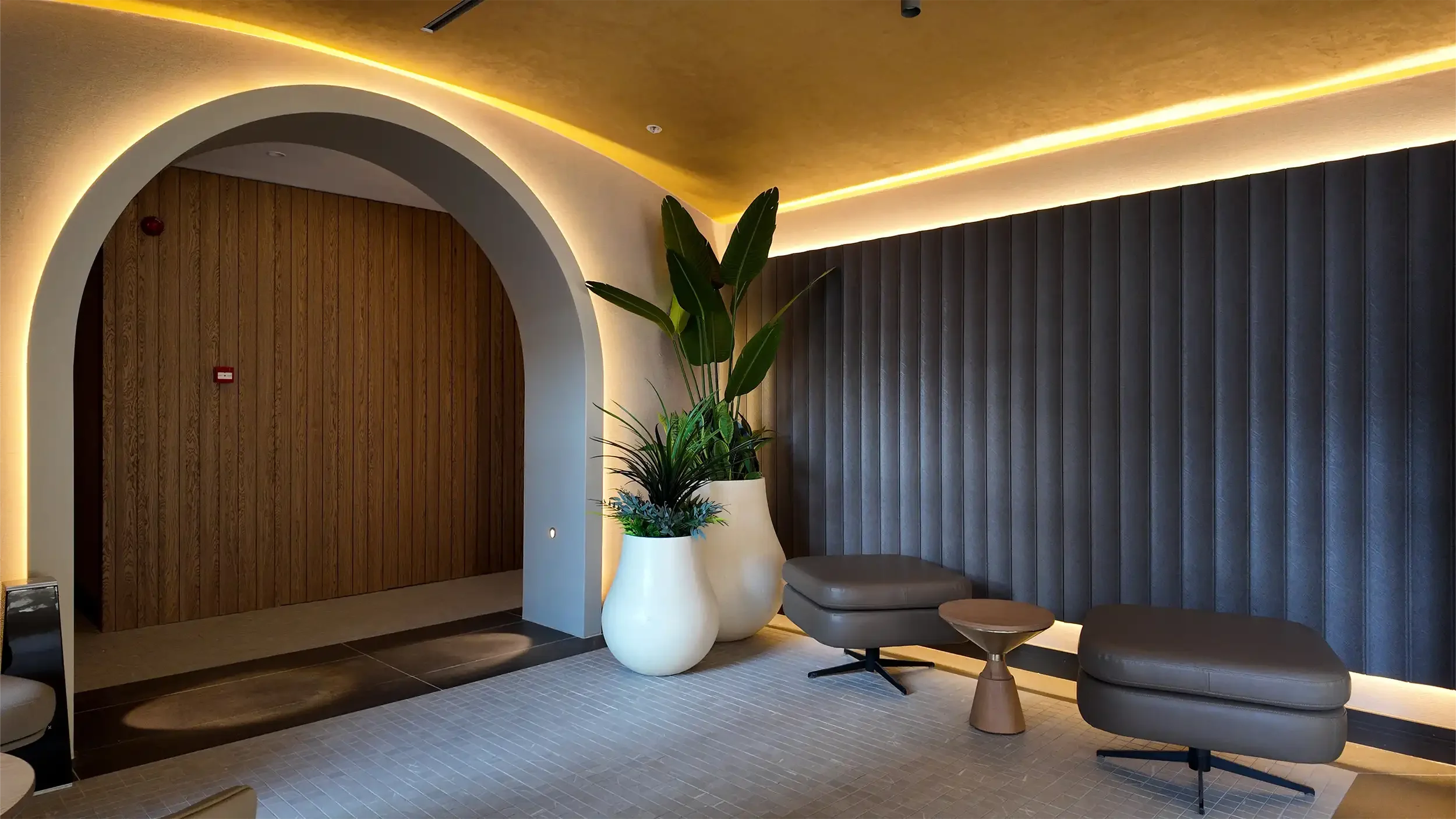 Rempart Hotel oda koridorunda jaluzili pencere hattı, tekstil perdeler, sıcak tavan ışığı ve doğal ahşap kapılarla oluşturulan sofistike butik otel geçiş alanı, NDO Mimarlık