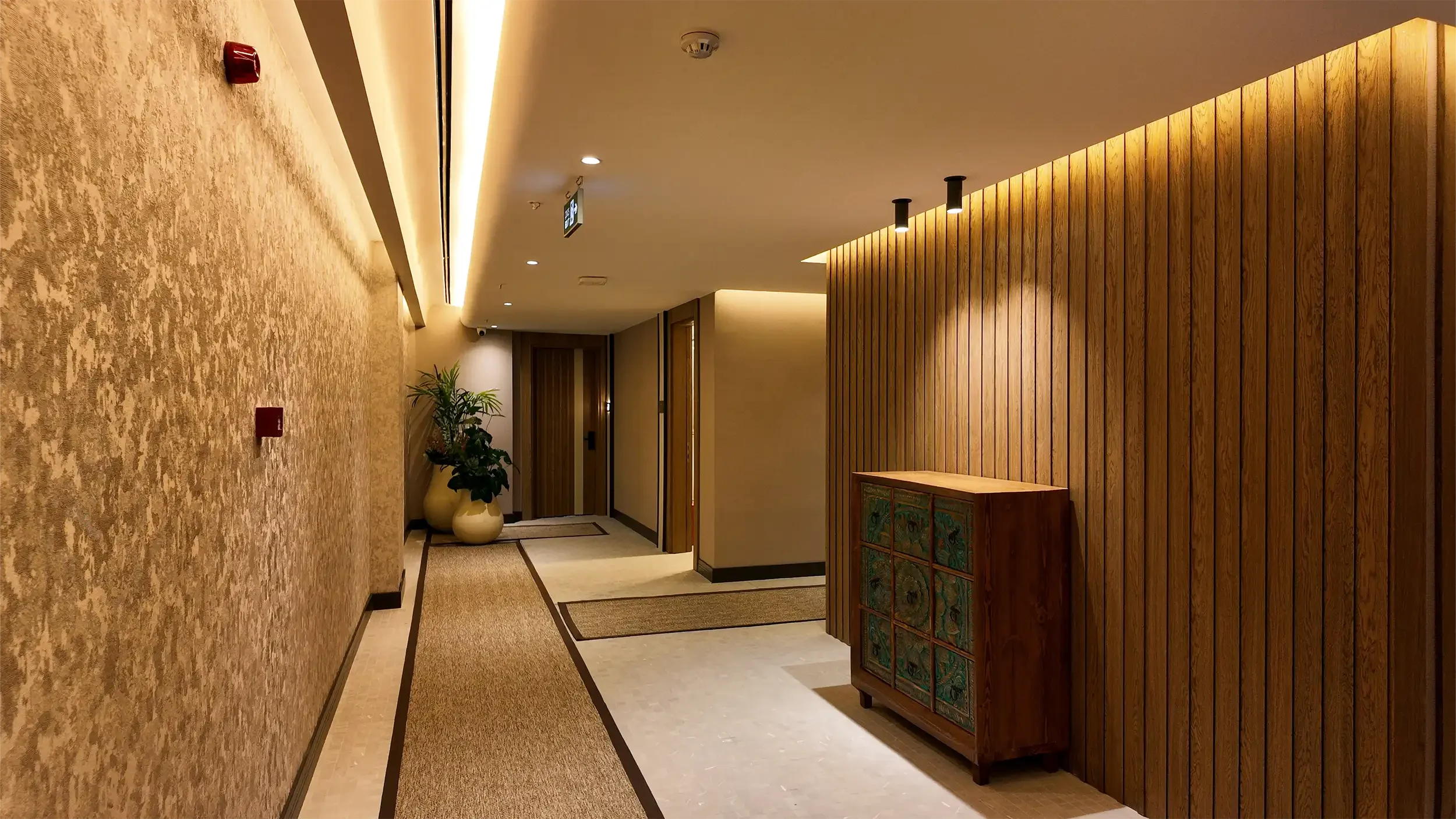 Rempart Hotel odasında cam tuğla bölücü, ahşap dolap yüzeyi, doğal zemin dokusu ve otel yatağı çevresinde planlanan rafine konaklama atmosferi, NDO Mimarlık