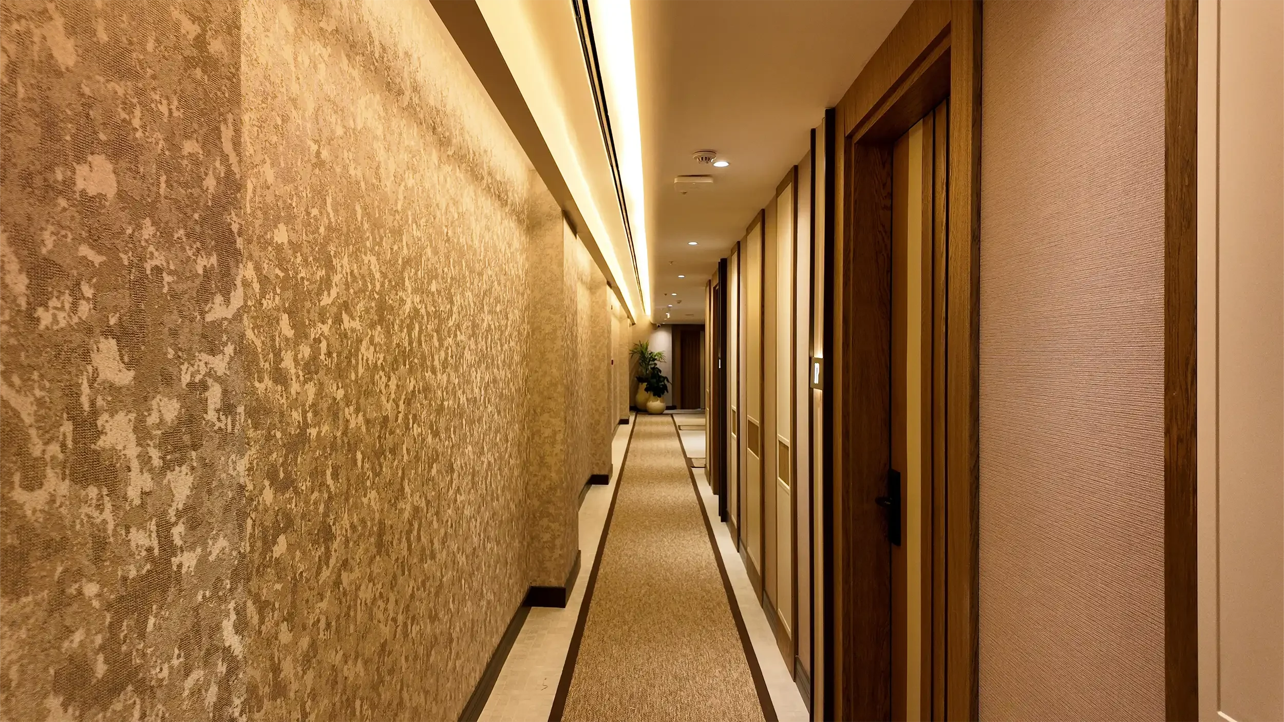 Rempart Hotel banyosunda bağımsız beyaz küvet, cam tuğla duvar, ahşap yüzeyler ve taş dokulu seramiklerle tasarlanan sıcak modern ıslak hacim, NDO Mimarlık
