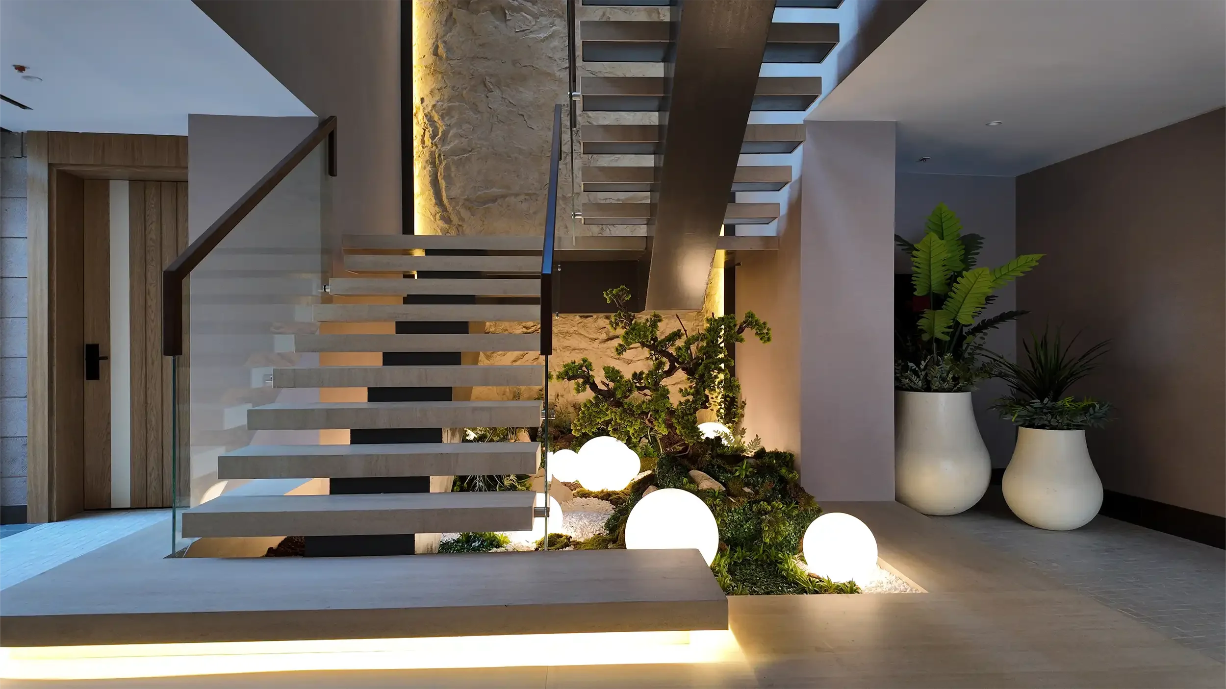 Rempart Hotel cam örtülü yemek alanında siyah metal taşıyıcılar, şeffaf tavan, gri taş duvarlar ve doğal gün ışığıyla kurgulanan restoran hacmi, NDO Mimarlık