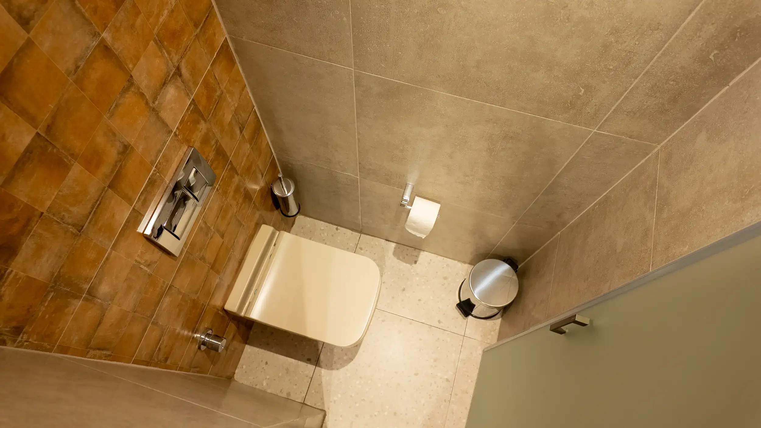 Rempart Hotel avlu peyzajında lineer bitki bantları, beyaz çakıl yüzeyler, küçük çalı grupları ve sıcak dış mekân aydınlatmalarıyla oluşturulan düzenli açık alan, NDO Mimarlık