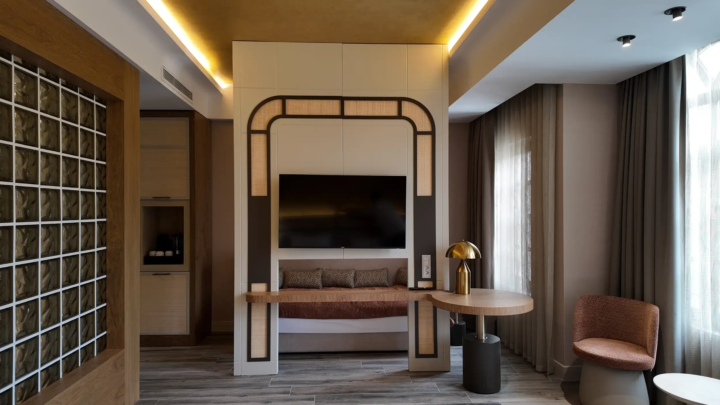 Rempart Hotel avlu ve restoran ilişkisinde cam örtülü kış bahçesi, açık hava masa düzenleri, tarihi çevre duvarları ve peyzaj aydınlatmalarıyla tasarlanan sosyal alan, NDO Mimarlık