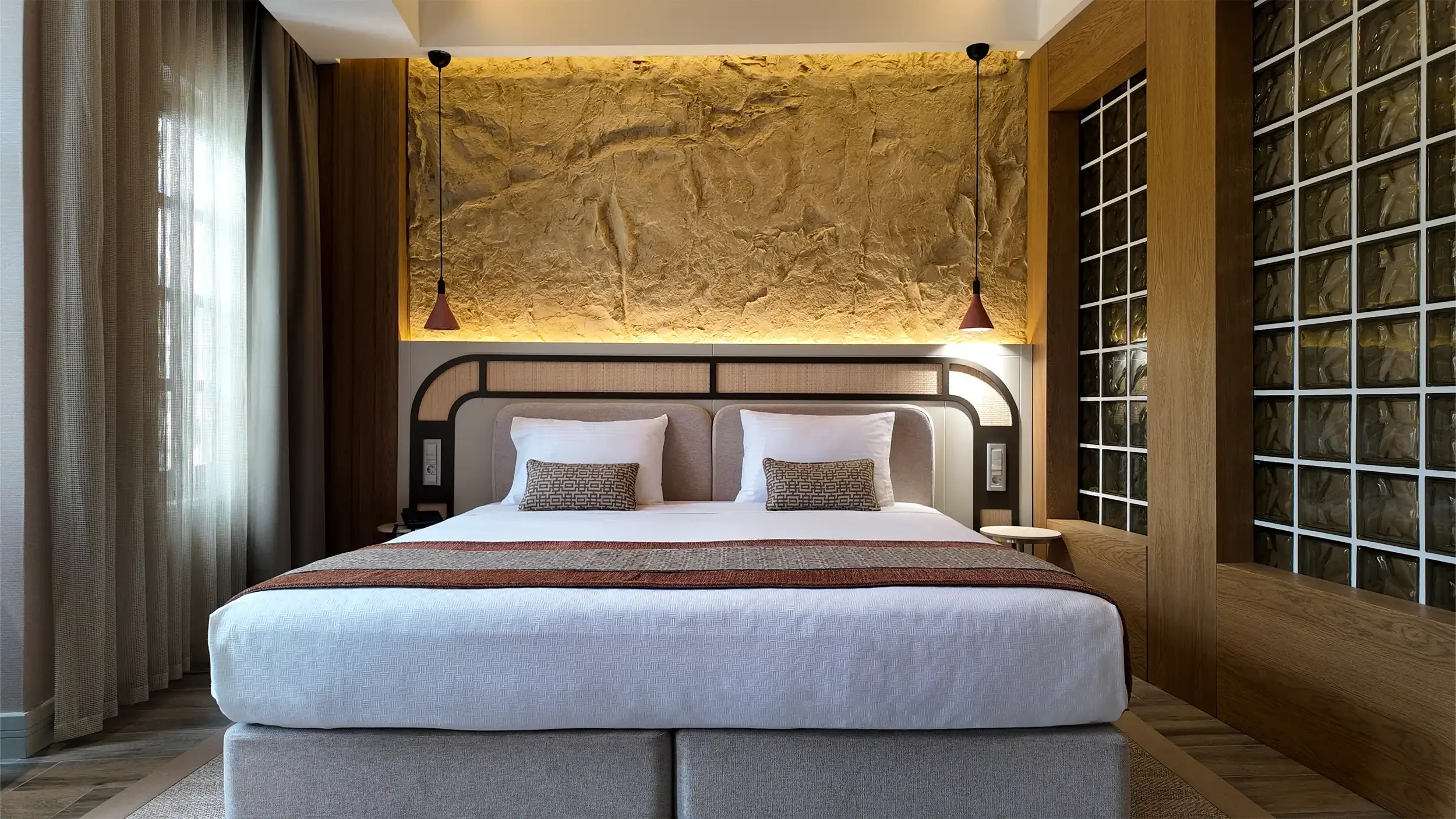 Sur Diyarbakır’daki Rempart Hotel projesinde lobi, avlu, restoran, oda, koridor ve banyo alanlarını bütüncül mimari dille birleştiren butik otel tasarımı, NDO Mimarlık