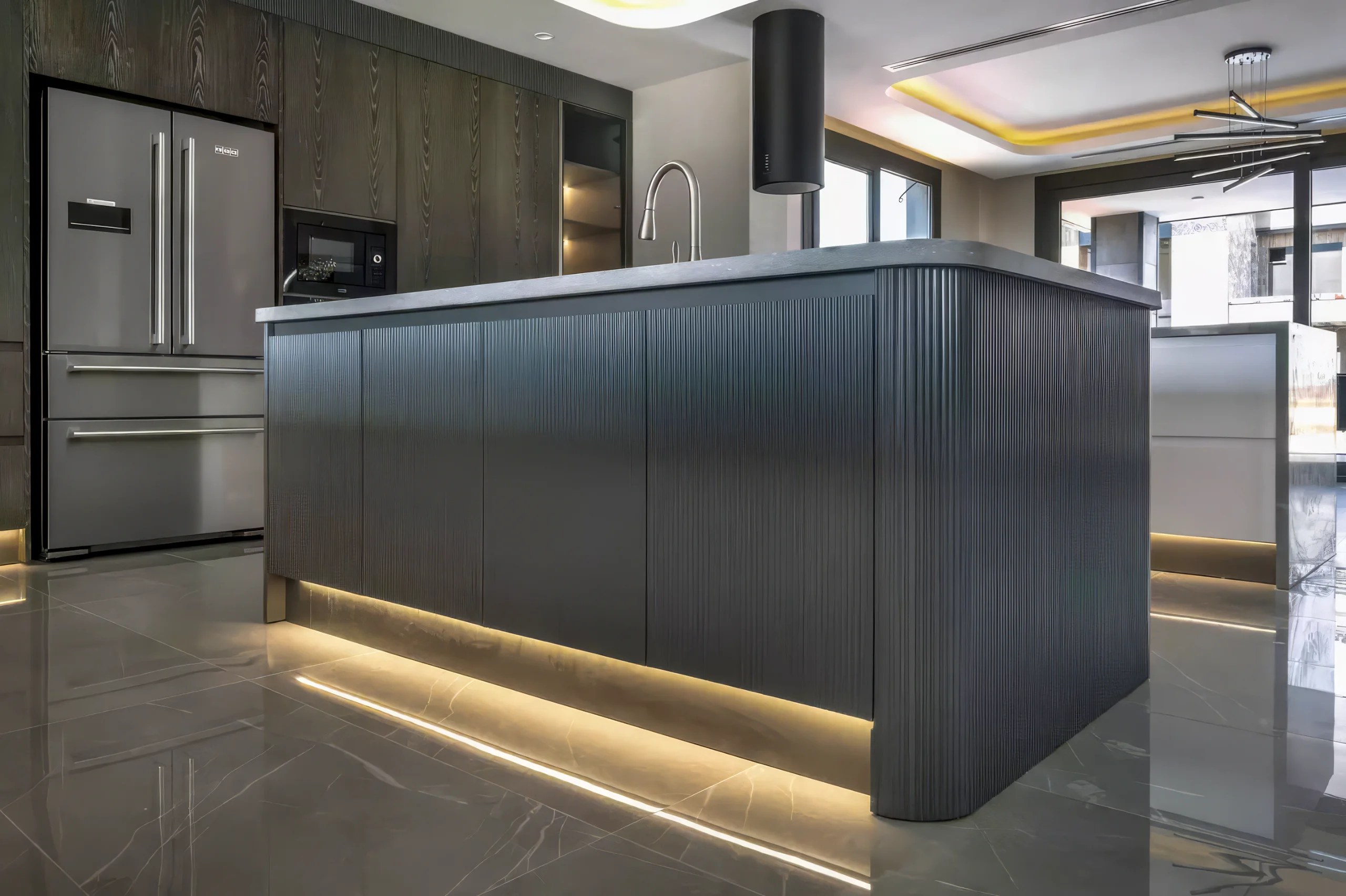 Şahin Tepe Deluxe İlk Etap Villa’da beyaz çift kanatlı geçiş kapısı, mat cam paneller, ince yivli kapı detayları ve açık renk duvar yüzeyleriyle tasarlanan zarif iç mekân geçişi, NDO Mimarlık