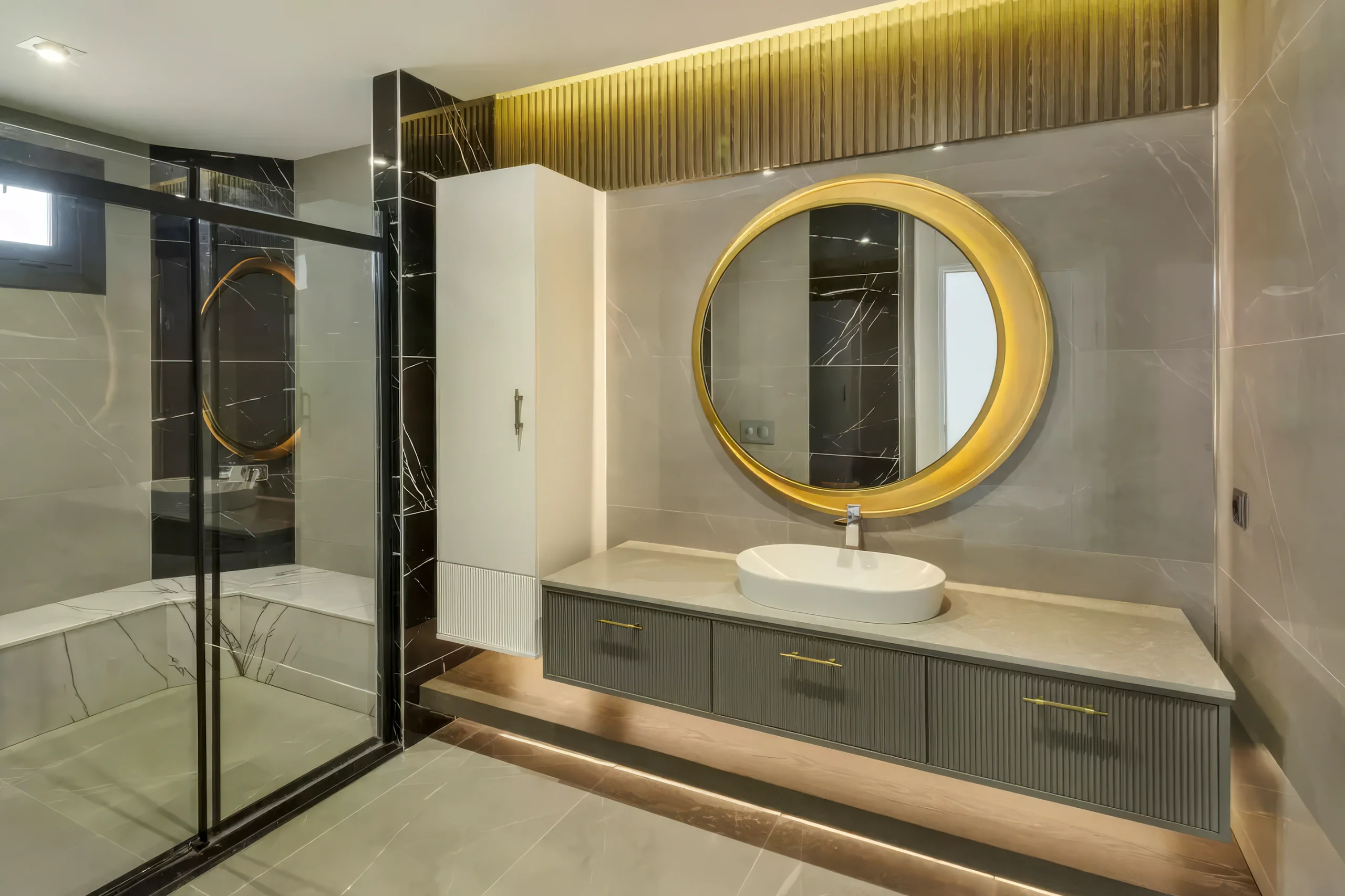 Modern villa banyosu doğal taş yüzeyler, bronz detaylar ve çağdaş iç mimari tasarım uygulaması