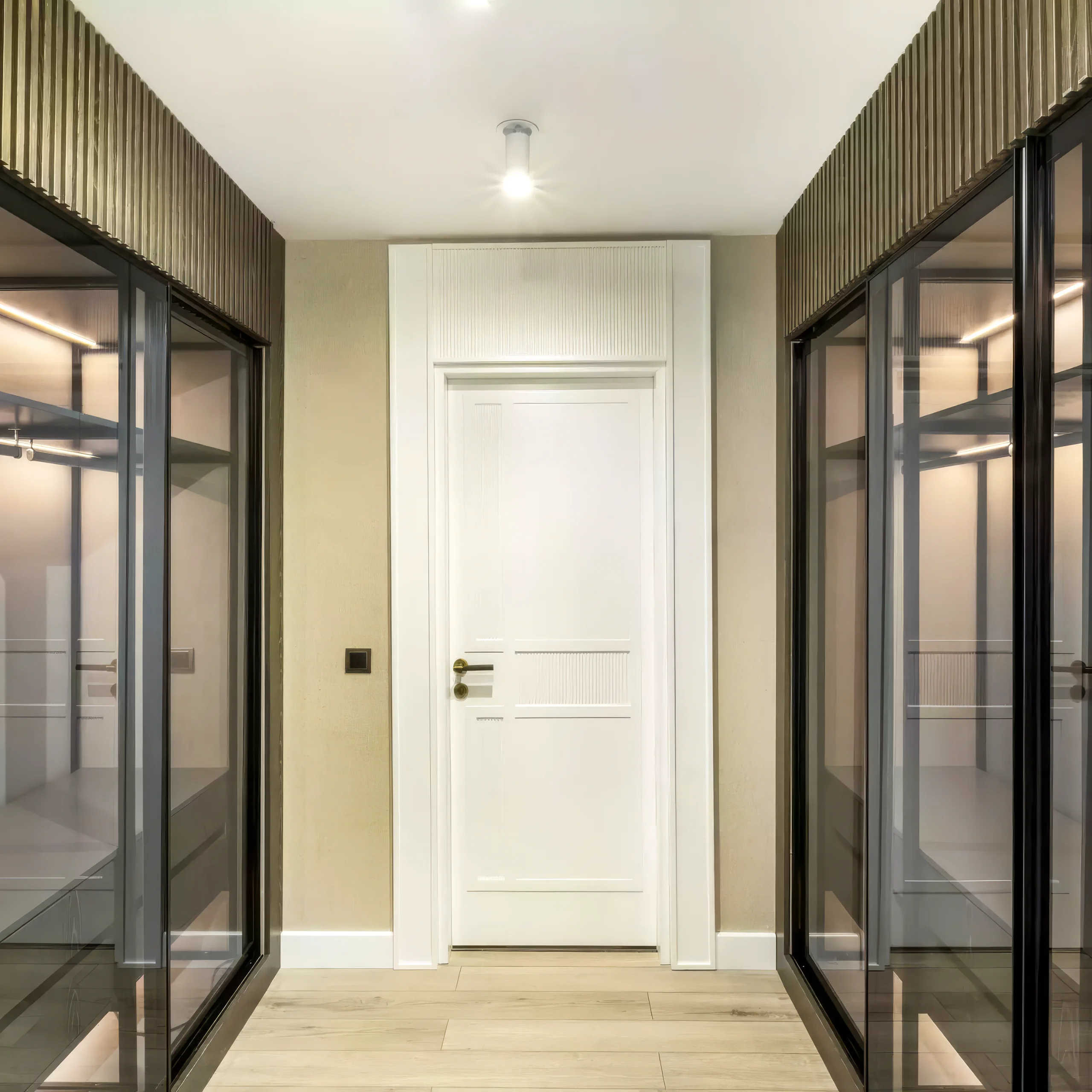Modern villa giyinme odası cam kapaklı dolap sistemi ve premium iç mimari detayları