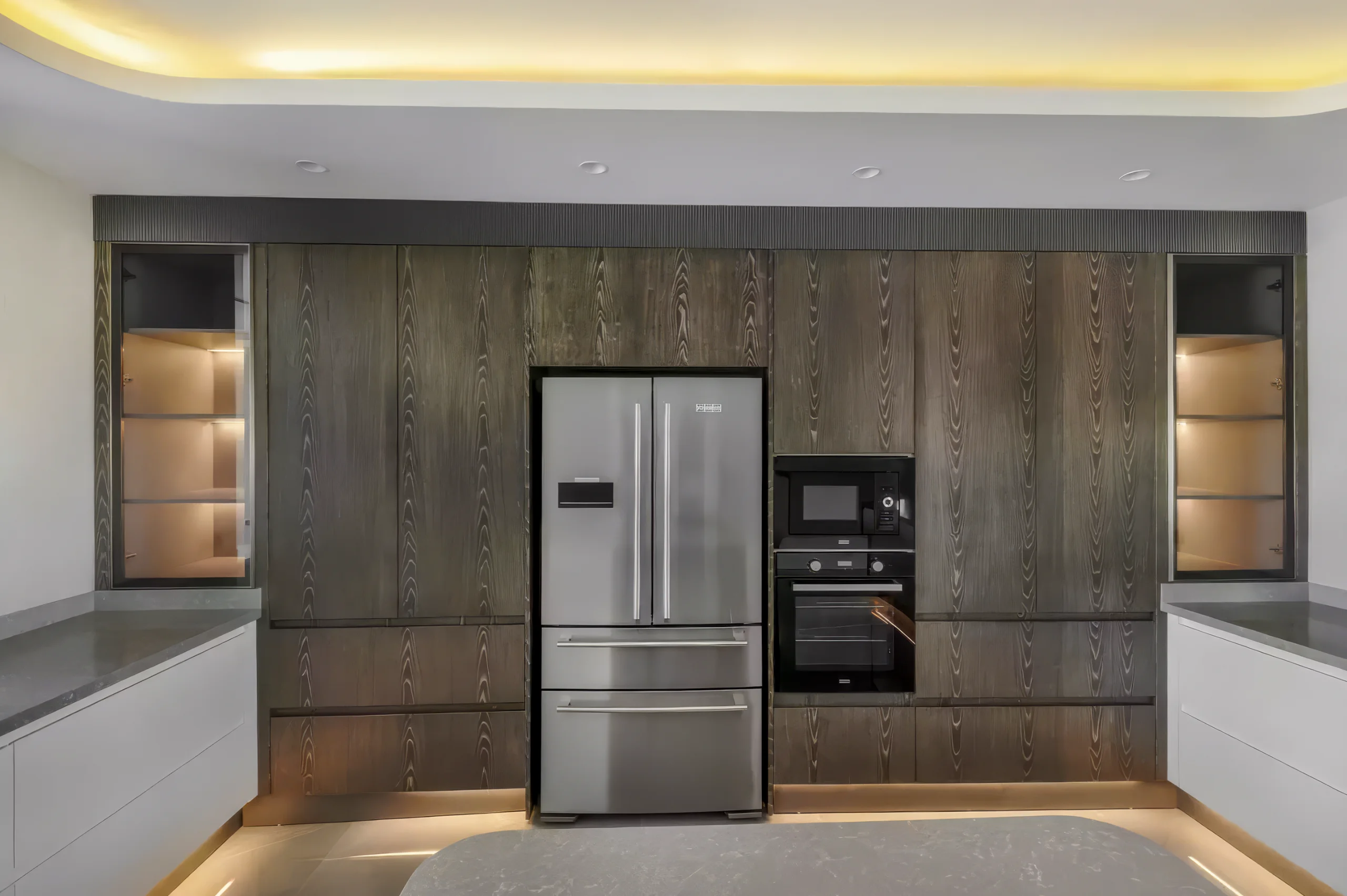 Şahin Tepe Deluxe İlk Etap Villa giyinme odasında karşılıklı füme cam gardıroplar, beyaz panel kapı, ahşap zemin ve sıcak dolap içi aydınlatmalarla oluşturulan simetrik depolama alanı, NDO Mimarlık