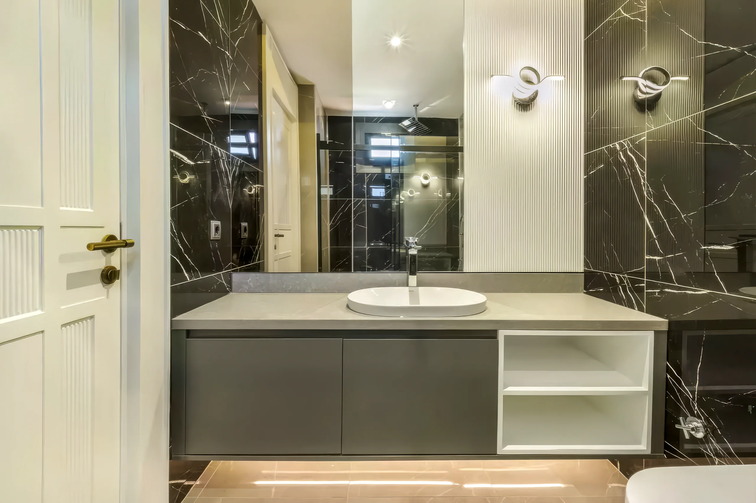 Çağdaş villa banyosu doğal taş yüzeyler ve modern lavabo tasarım uygulaması