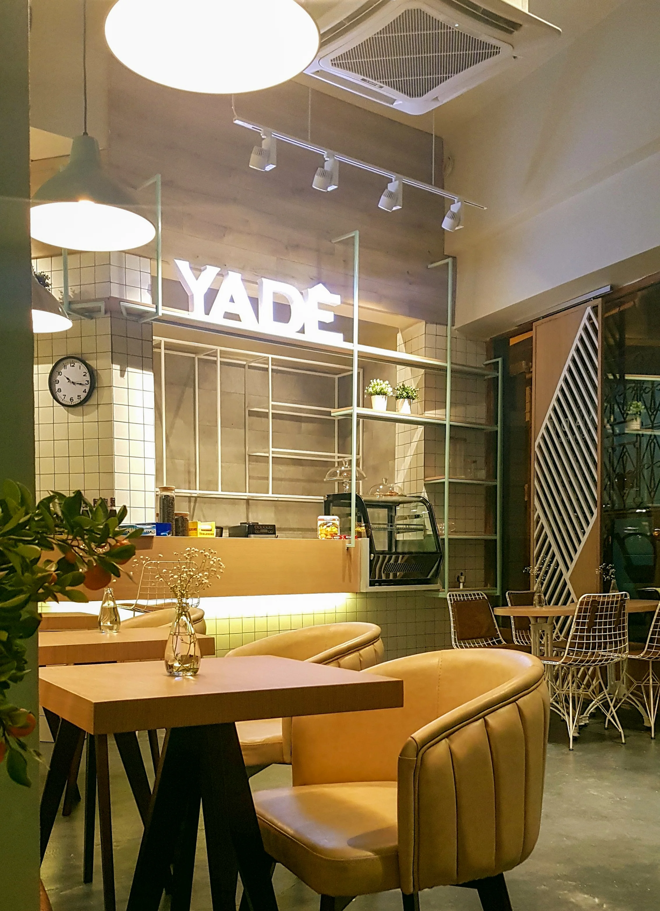 Yade Kafe servis bölümü, ahşap yüzeyler, beyaz seramik kaplama, metal raf sistemi ve endüstriyel aydınlatma diliyle tasarlanan kafe iç mekânı, NDO Mimarlık